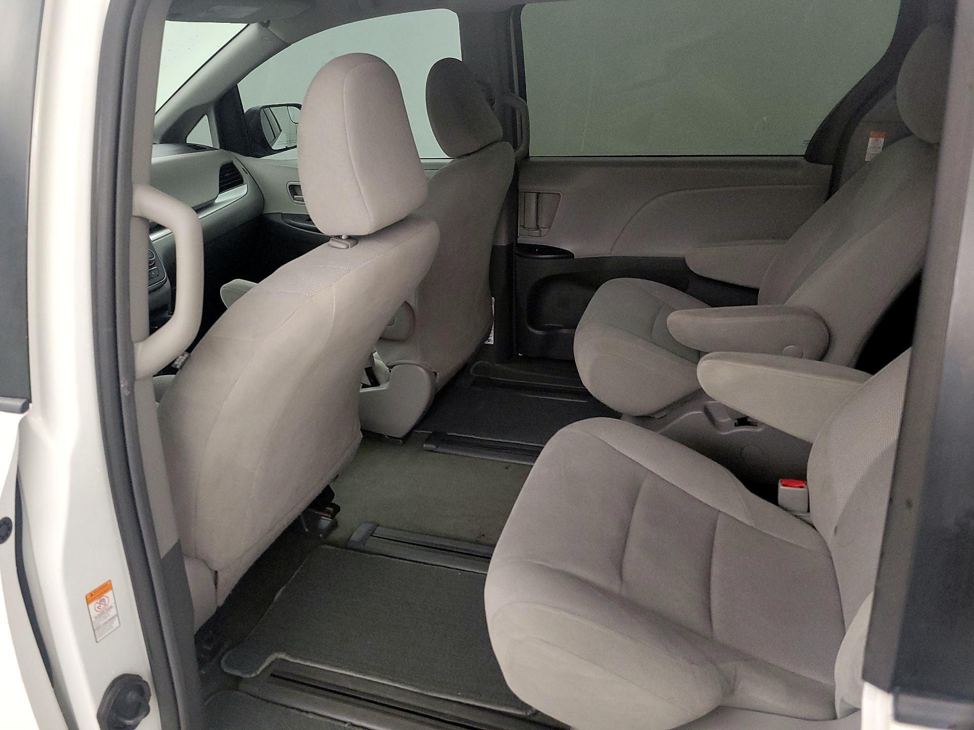 Thumbnail: 2018 Toyota Sienna - 19