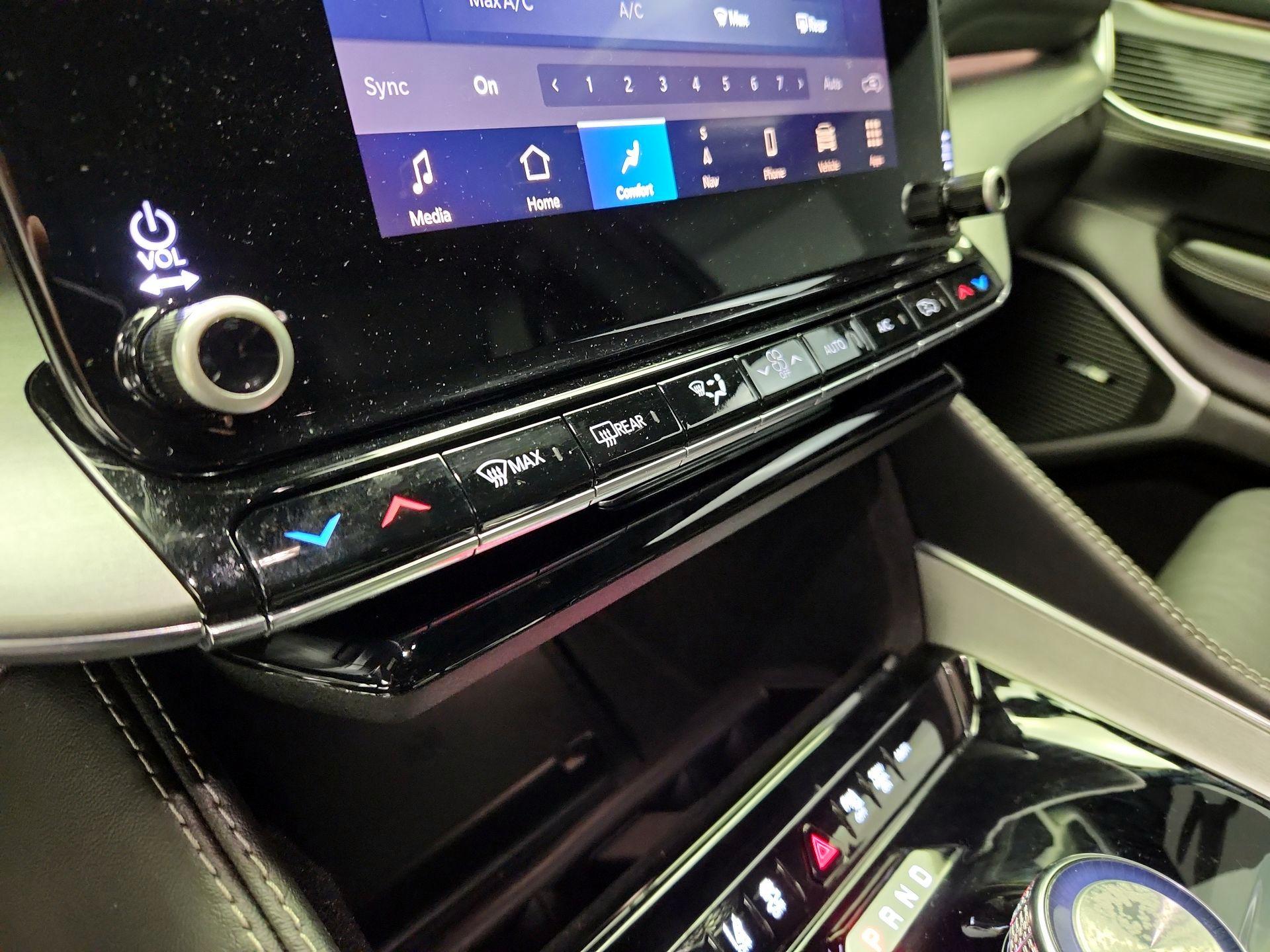 Thumbnail: 2023 Jeep Wagoneer - 17