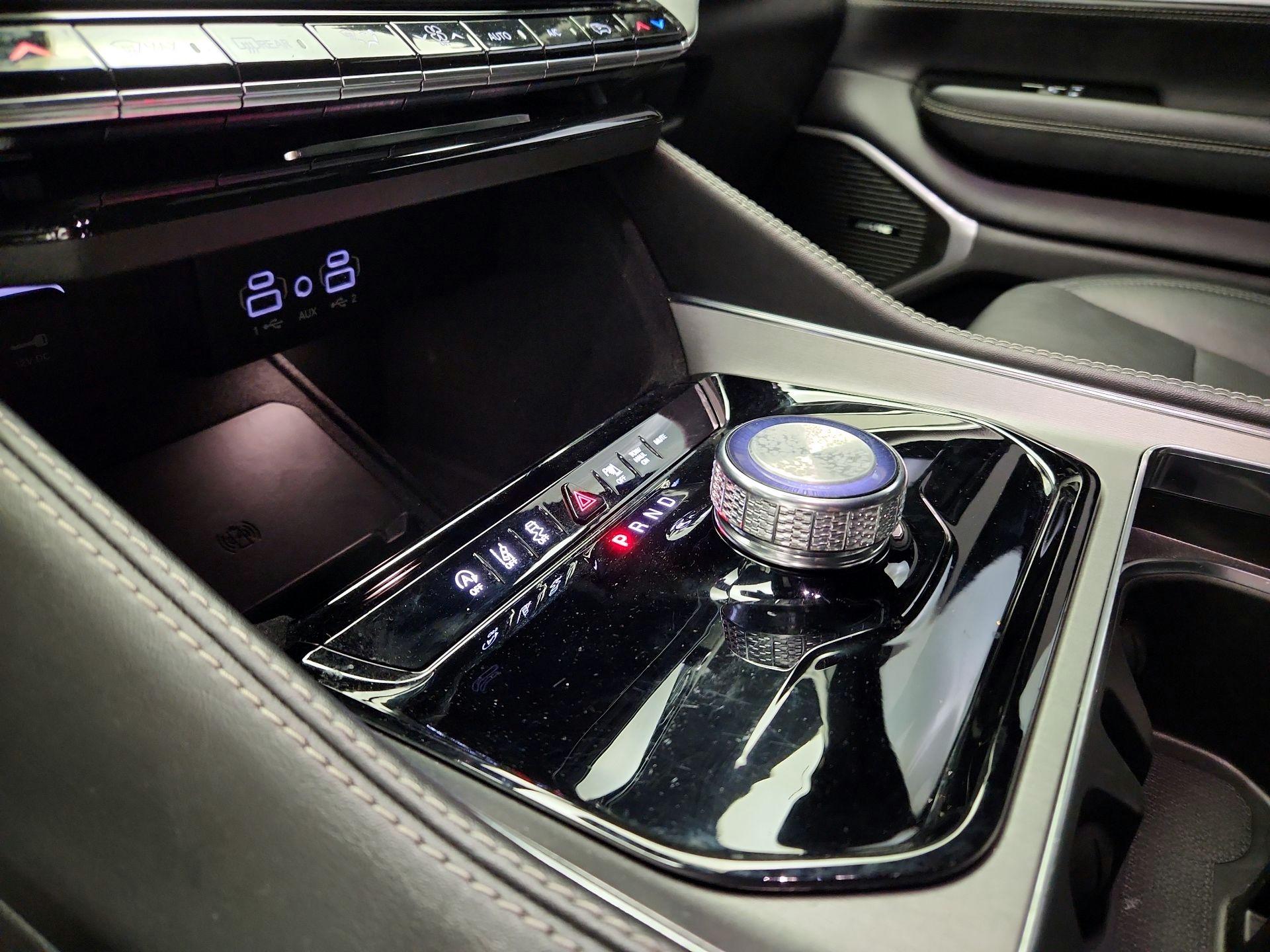 Thumbnail: 2023 Jeep Wagoneer - 18