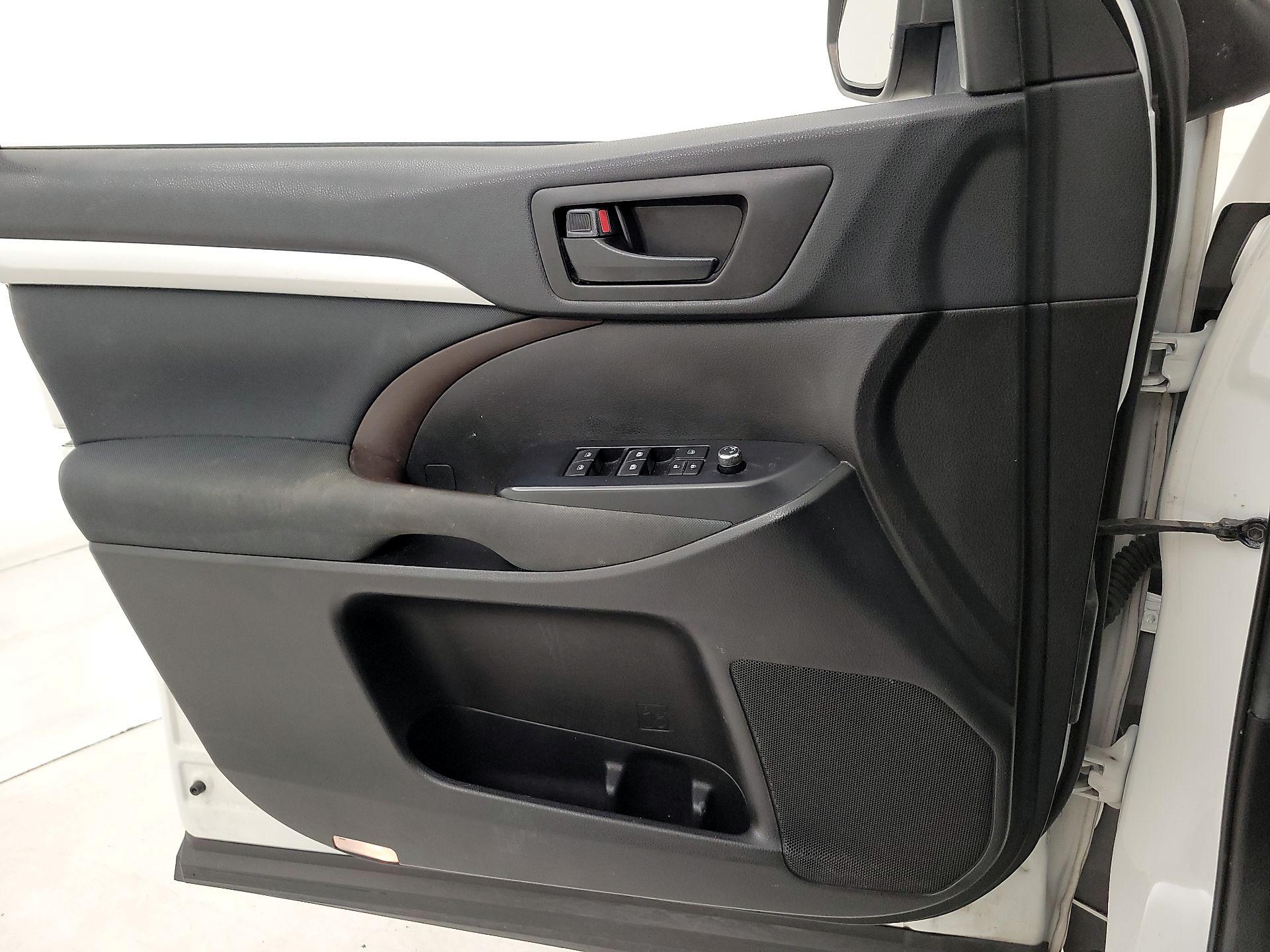 Thumbnail: 2019 Toyota Highlander - 12