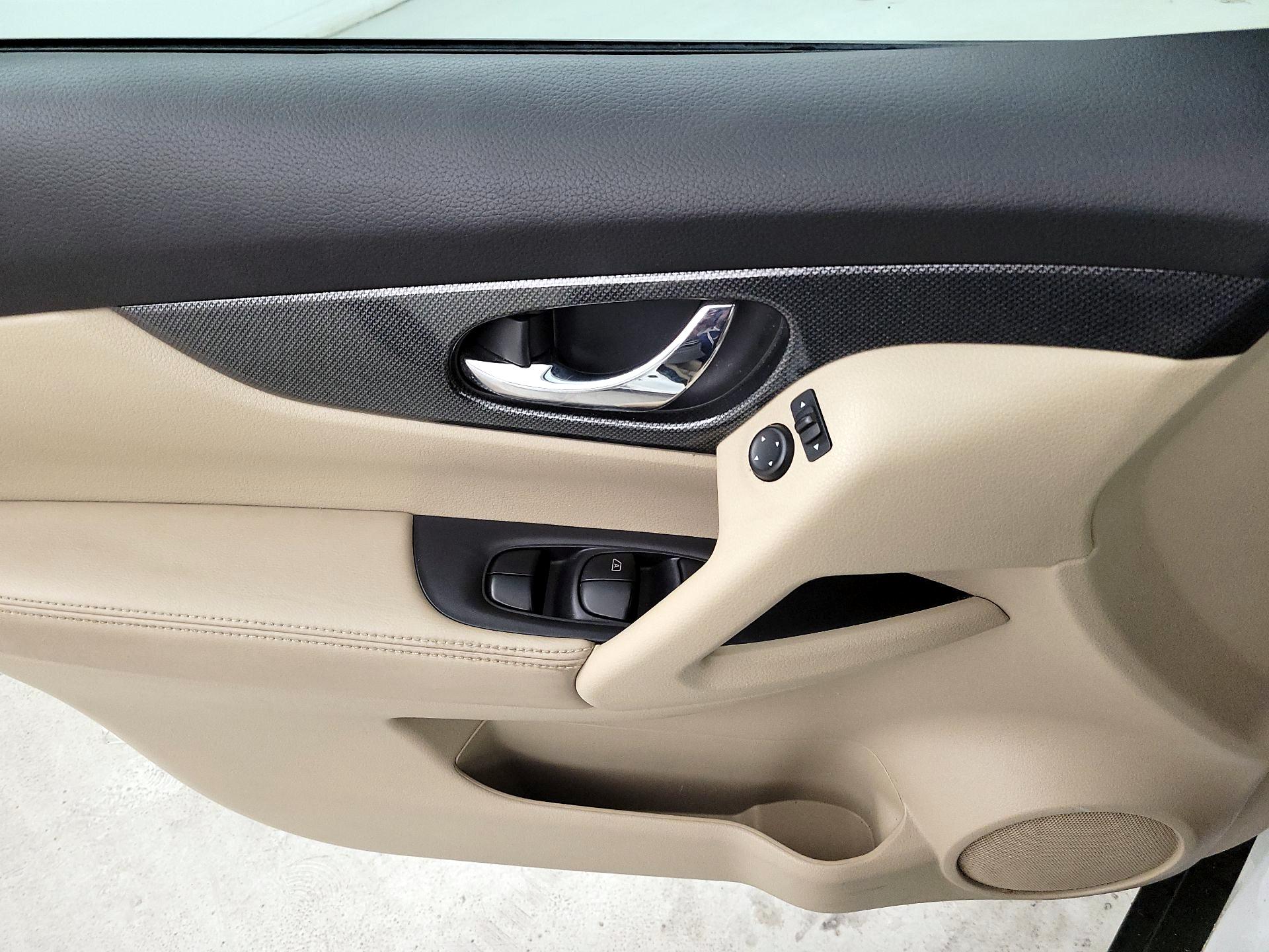 Thumbnail: 2015 Nissan Rogue - 12