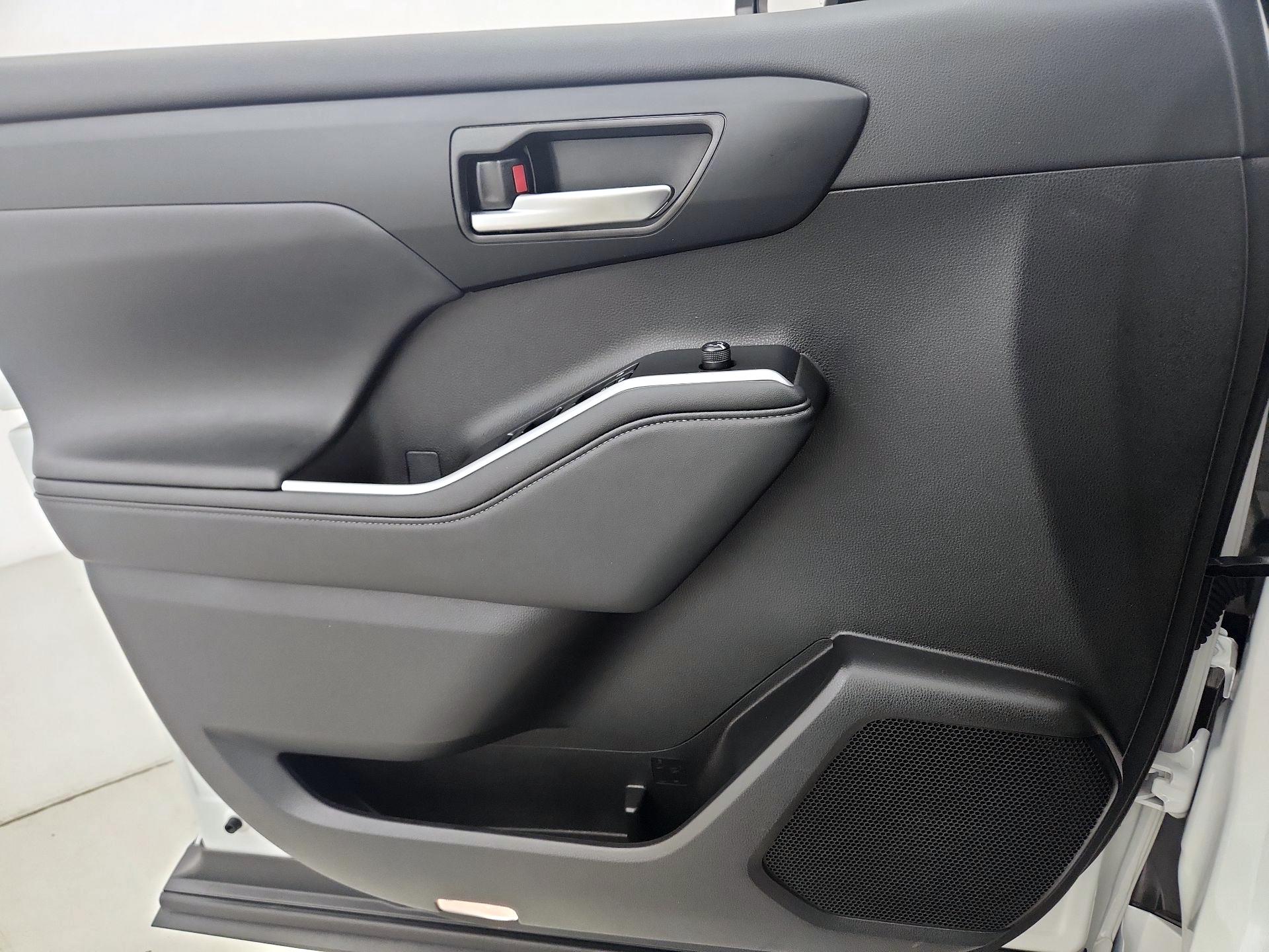 Thumbnail: 2025 Toyota Highlander - 12