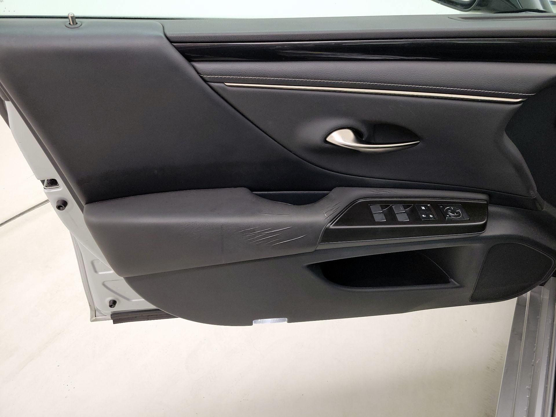 Thumbnail: 2019 Lexus ES - 12