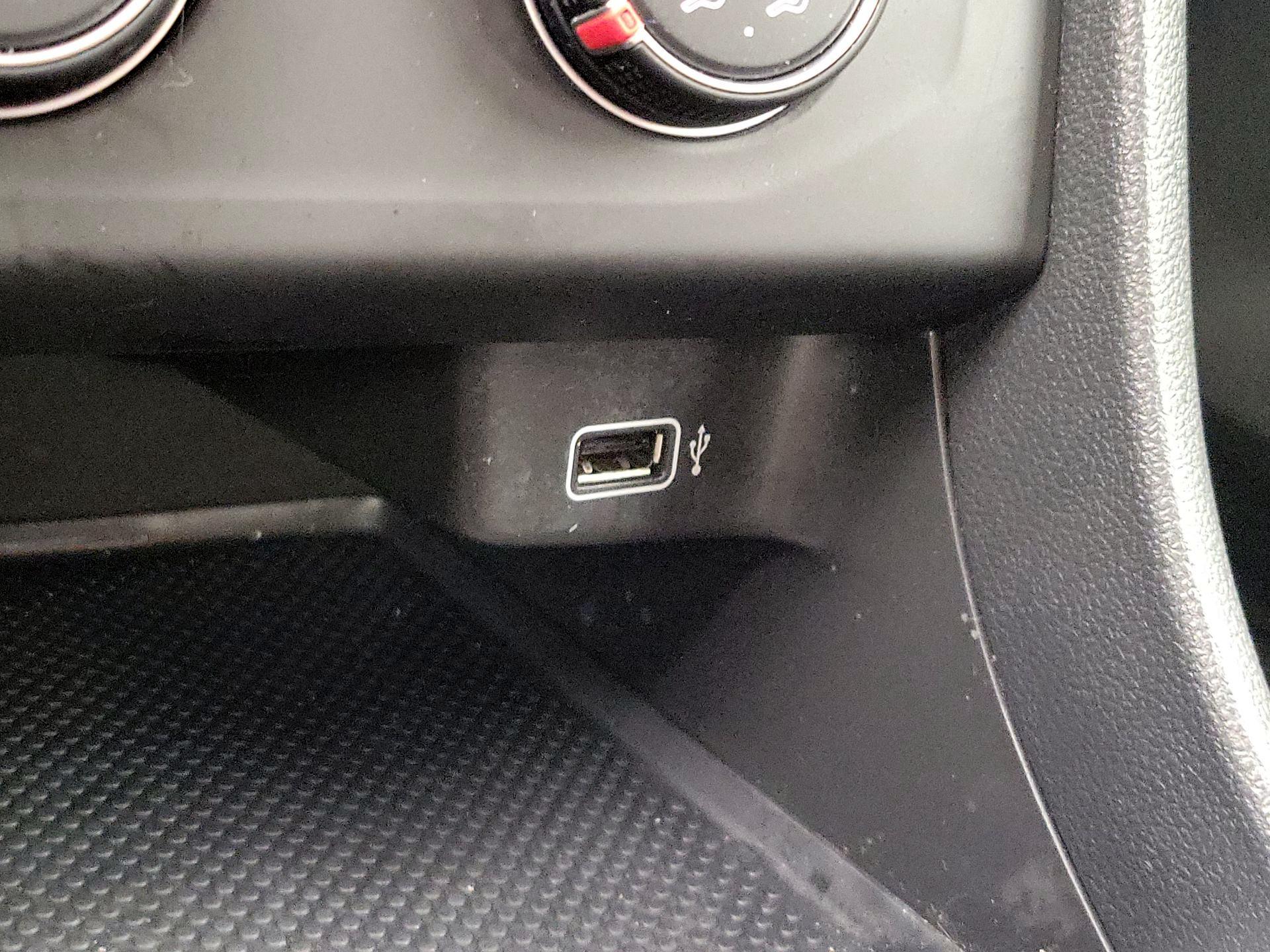 Thumbnail: 2019 Volkswagen Jetta - 18