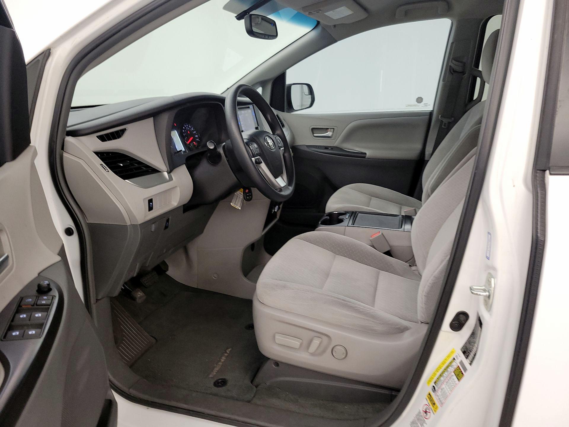 Thumbnail: 2015 Toyota Sienna - 11