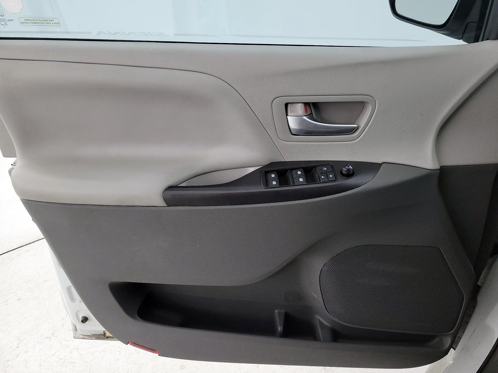 Thumbnail: 2015 Toyota Sienna - 12