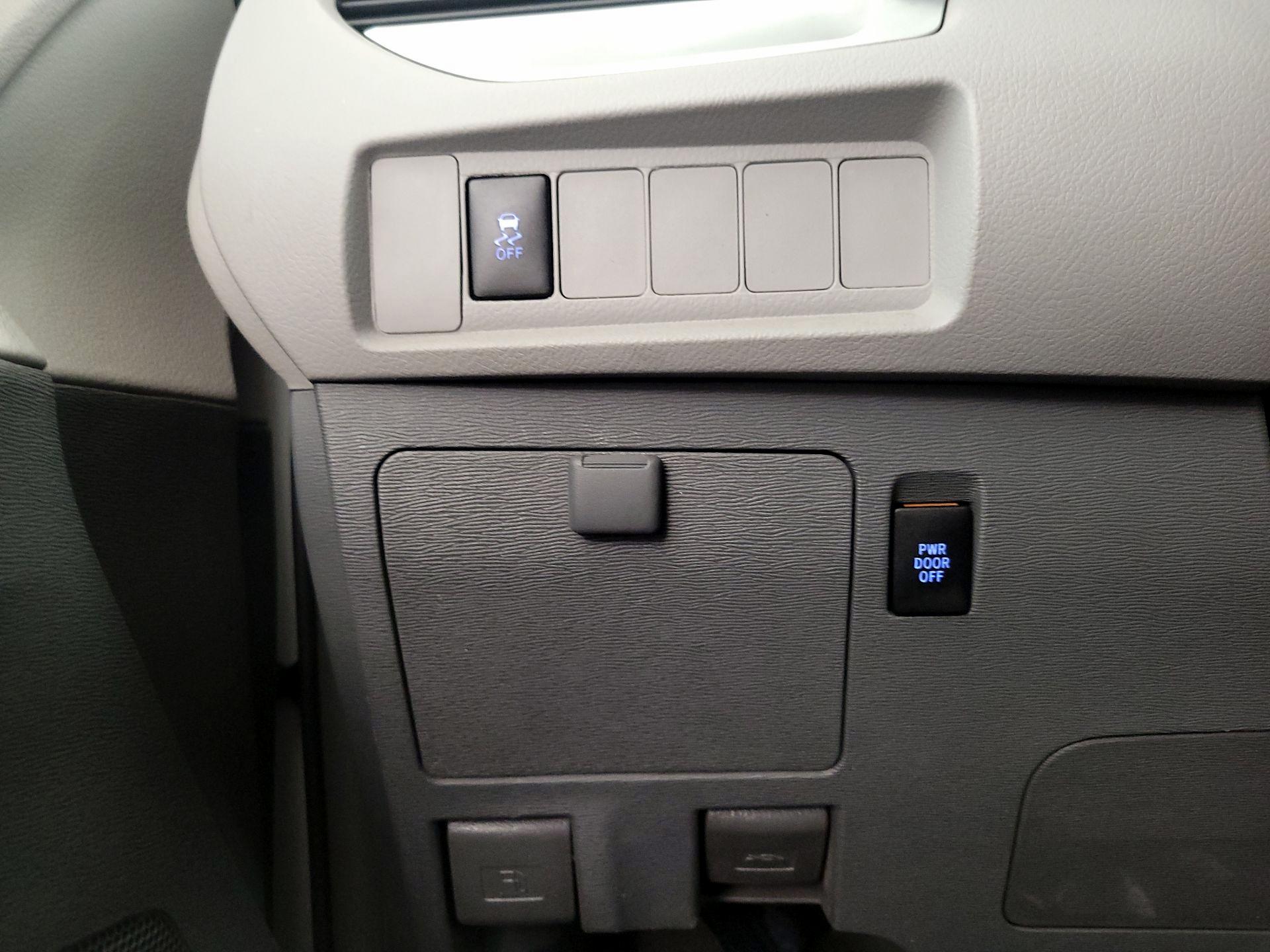 Thumbnail: 2015 Toyota Sienna - 13