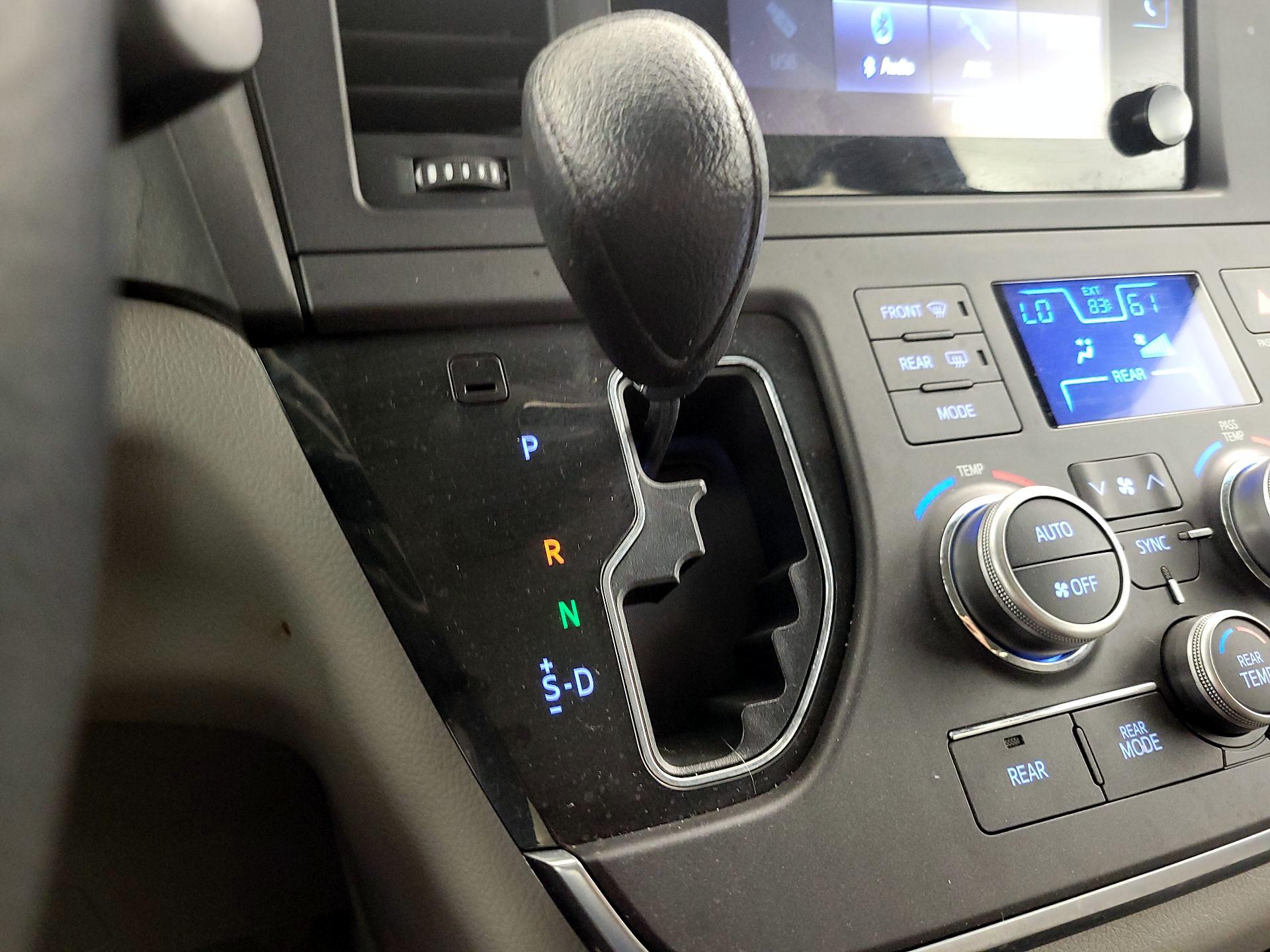 Thumbnail: 2015 Toyota Sienna - 17
