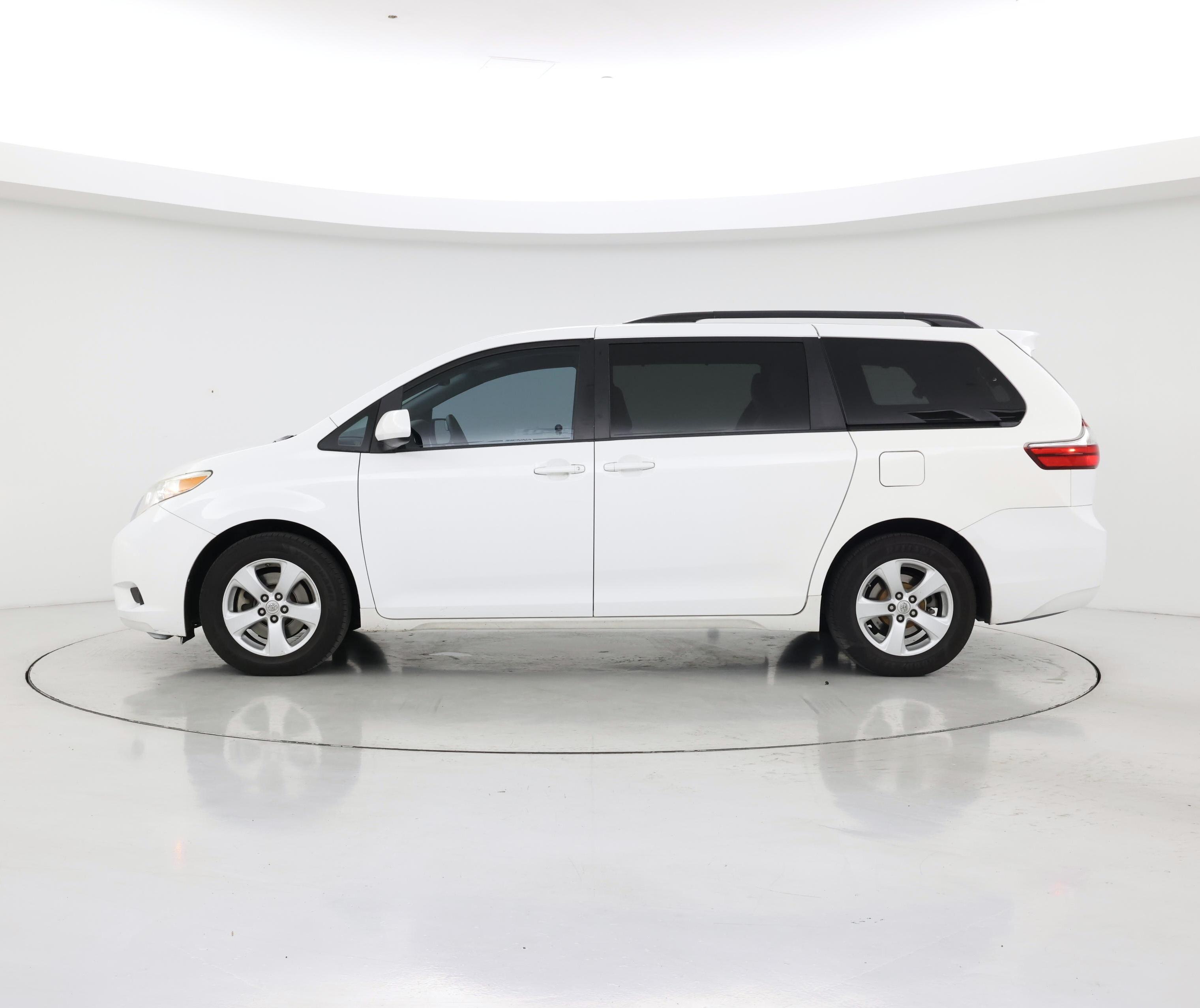 Thumbnail: 2015 Toyota Sienna - 3