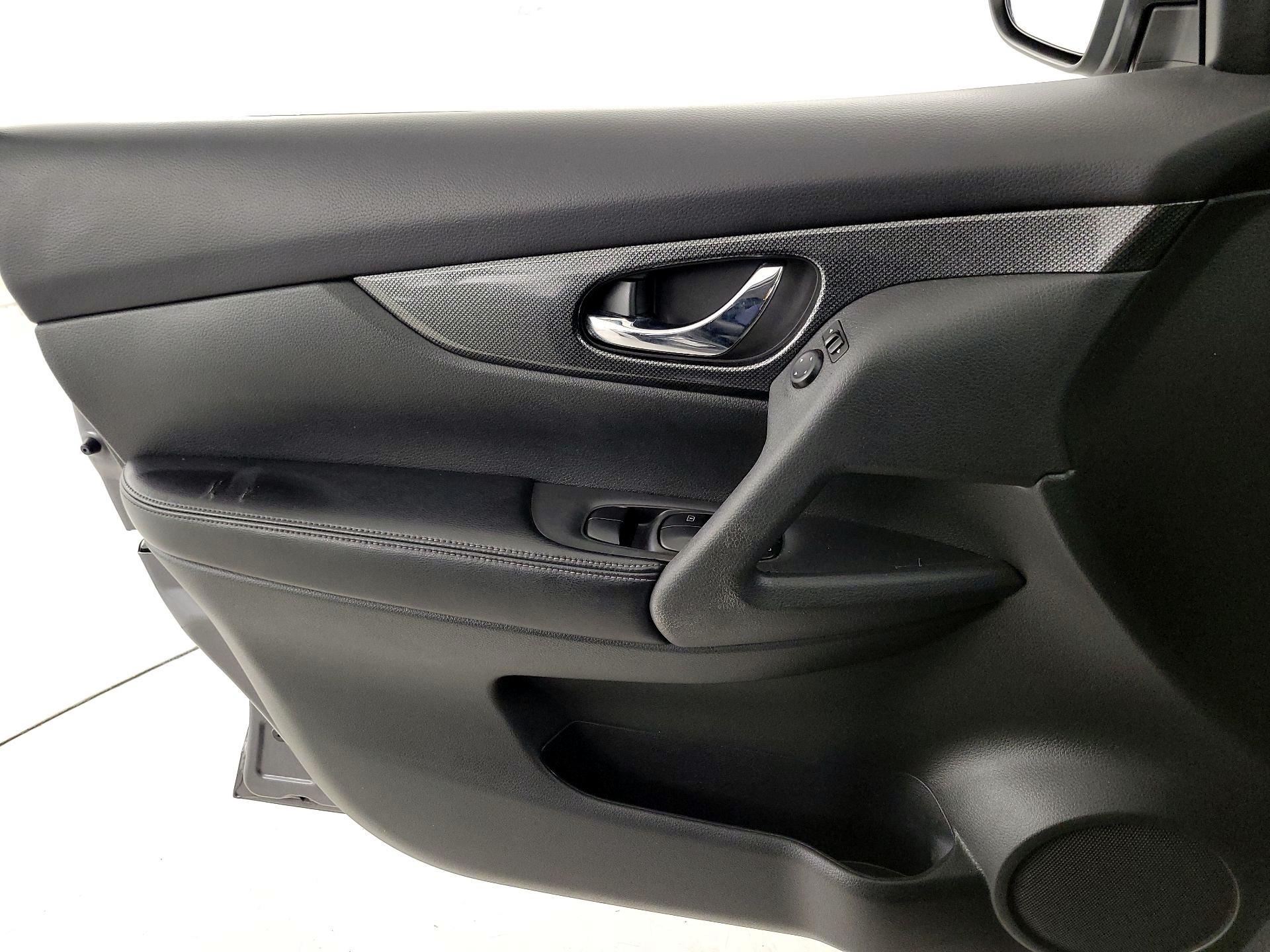 Thumbnail: 2016 Nissan Rogue - 12