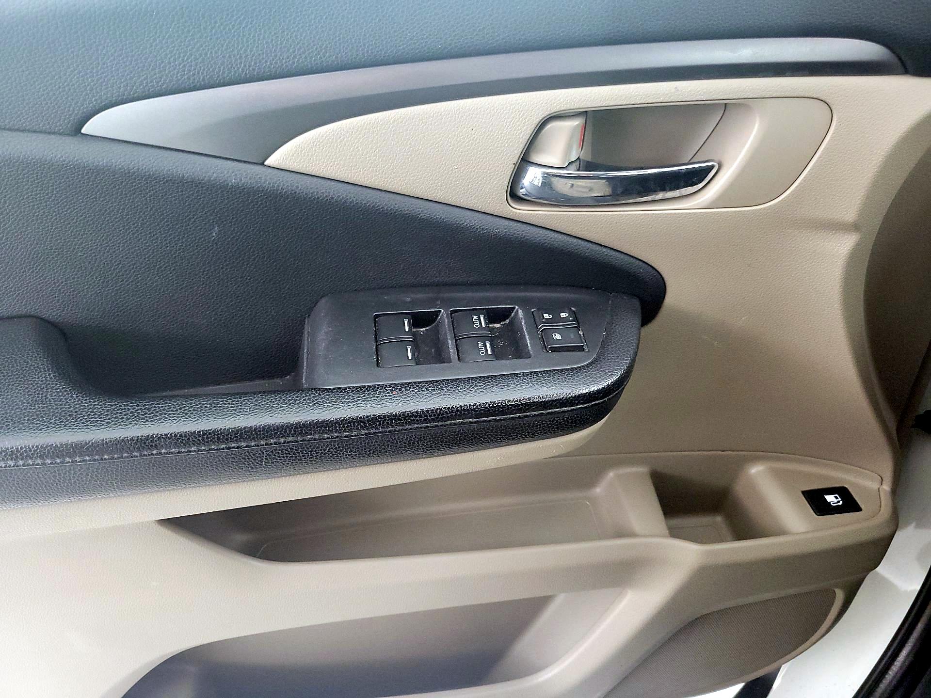 Thumbnail: 2017 Honda Pilot - 12