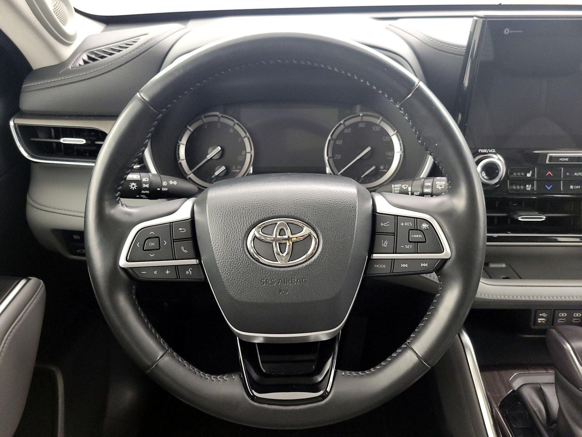 Thumbnail: 2022 Toyota Highlander - 10