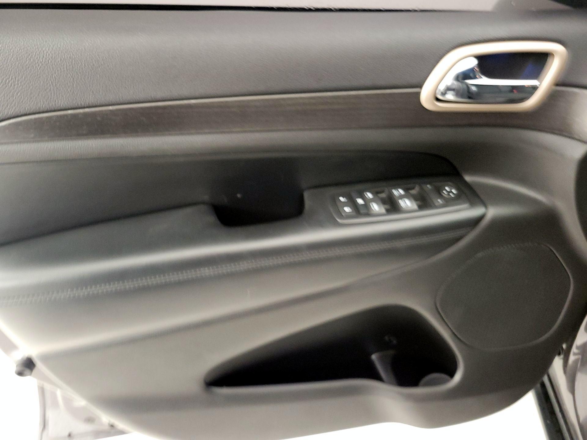 Thumbnail: 2015 Jeep Grand Cherokee - 12