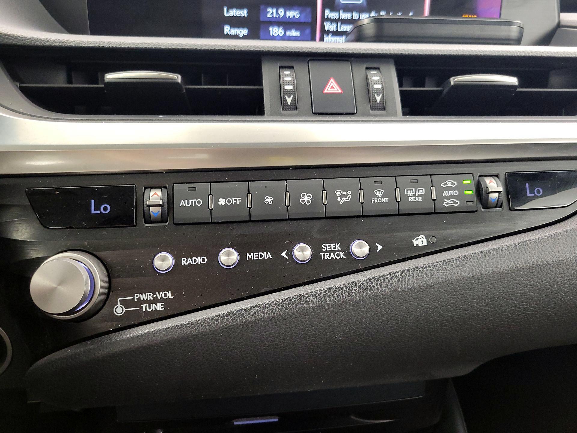 Thumbnail: 2021 Lexus ES - 16