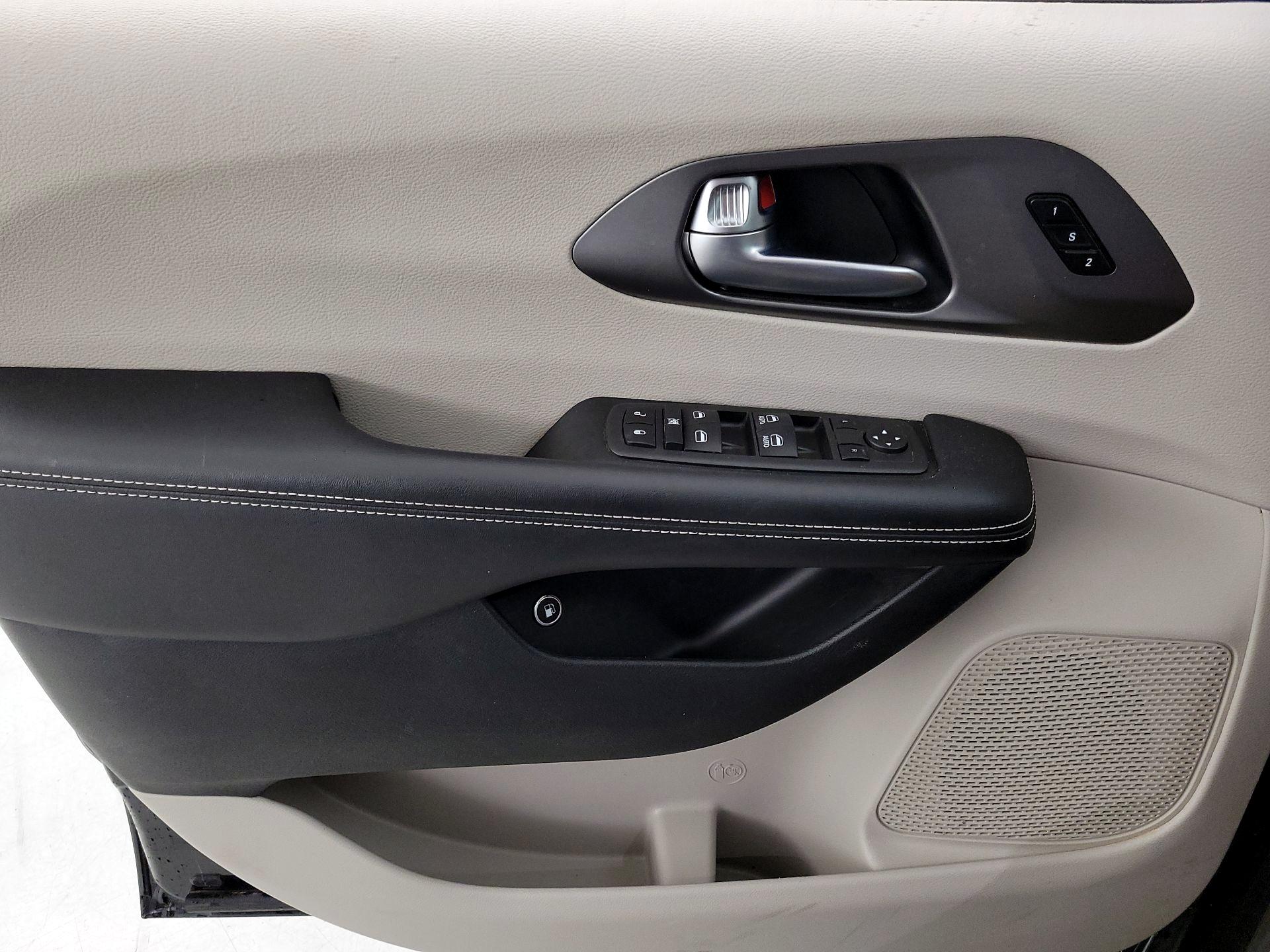 Thumbnail: 2022 Chrysler Pacifica - 12