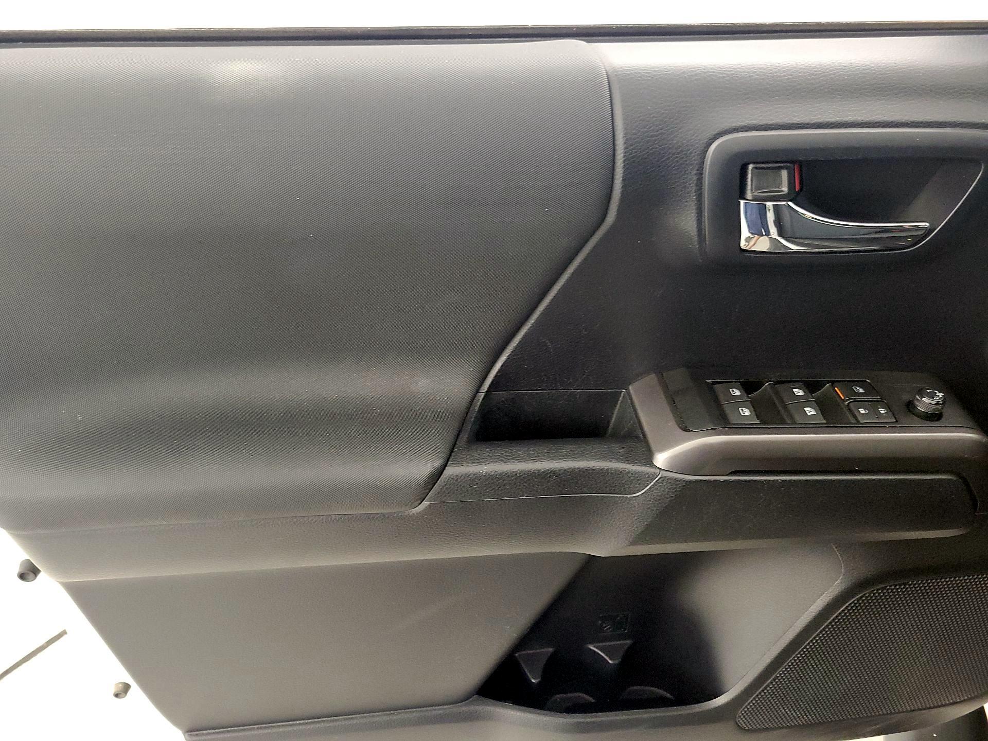 Thumbnail: 2019 Toyota Tacoma - 12