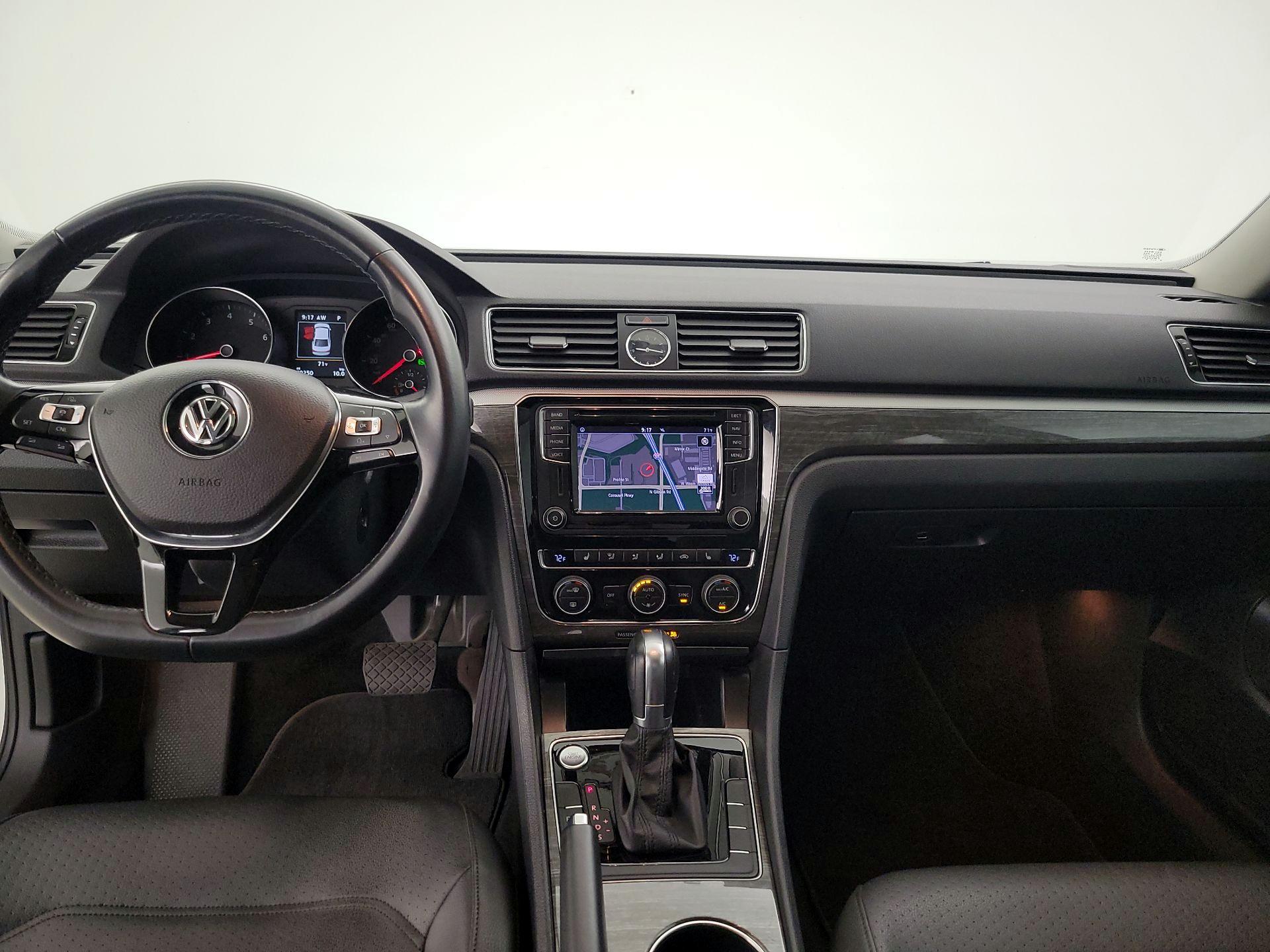 Thumbnail: 2017 Volkswagen Passat - 9