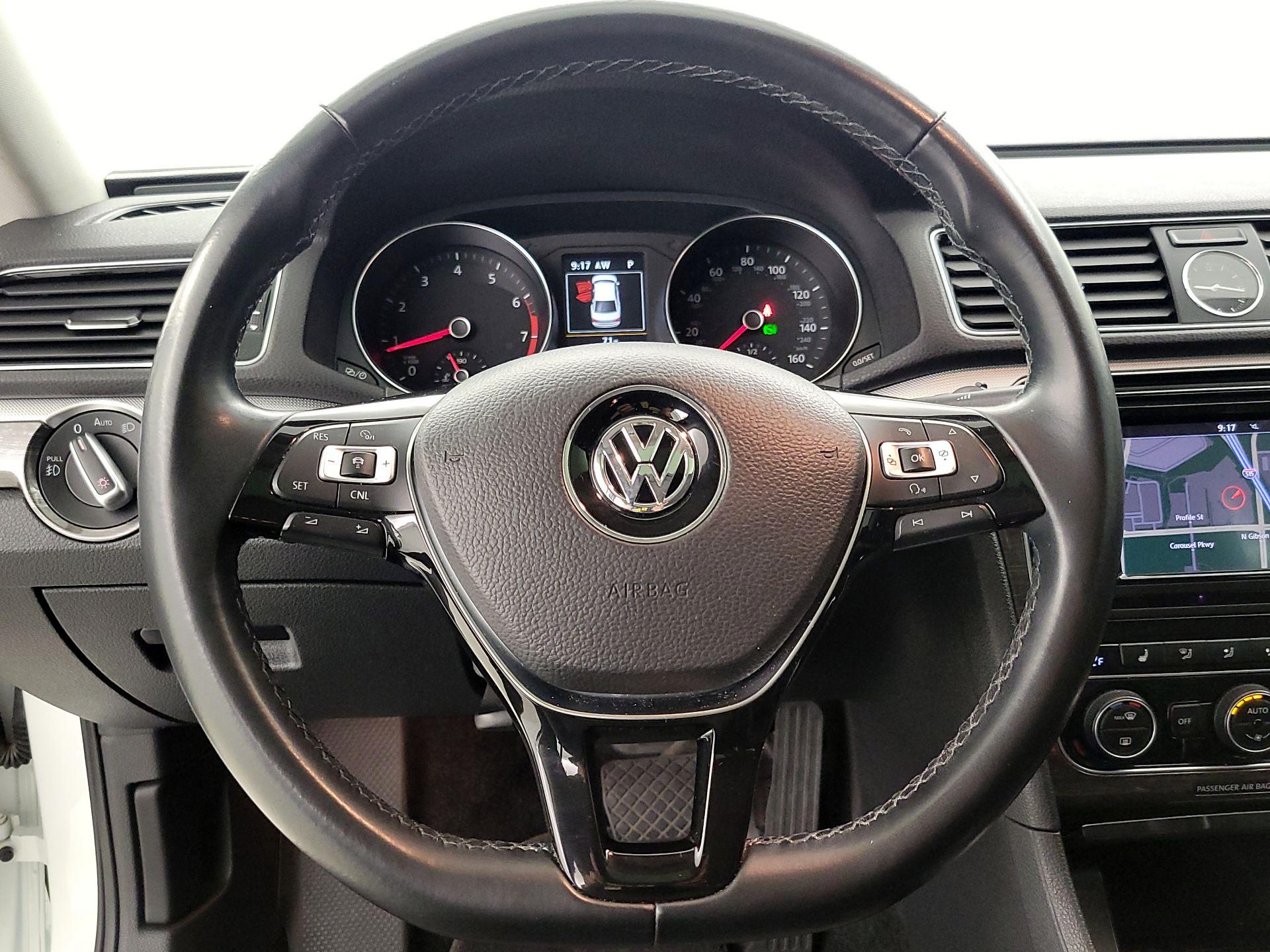 Thumbnail: 2017 Volkswagen Passat - 10