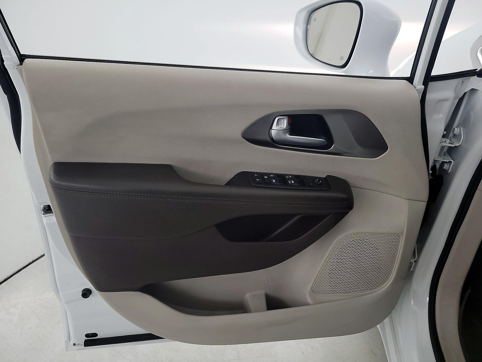 Thumbnail: 2018 Chrysler Pacifica - 12