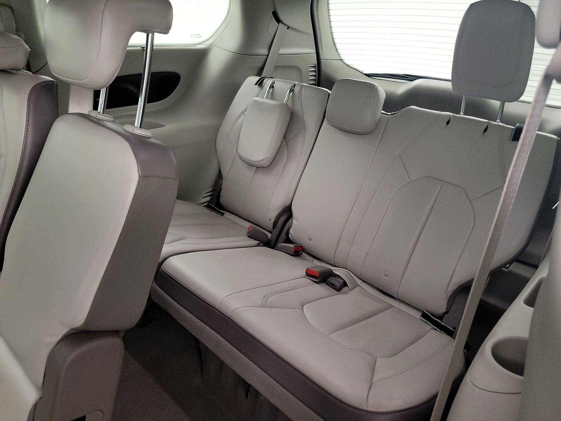 Thumbnail: 2018 Chrysler Pacifica - 20