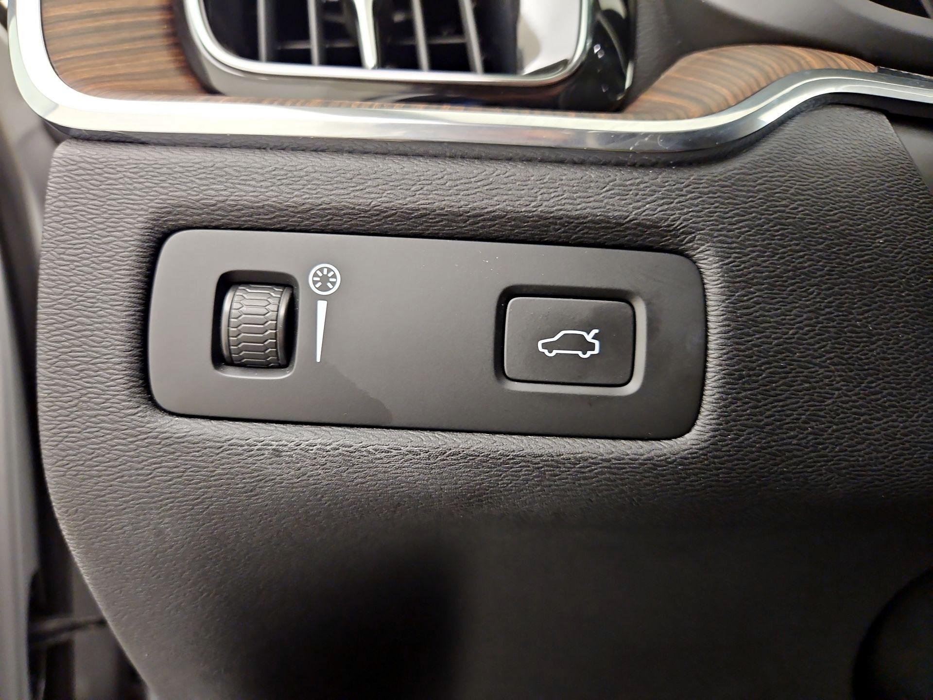 Thumbnail: 2021 Volvo XC60 - 13