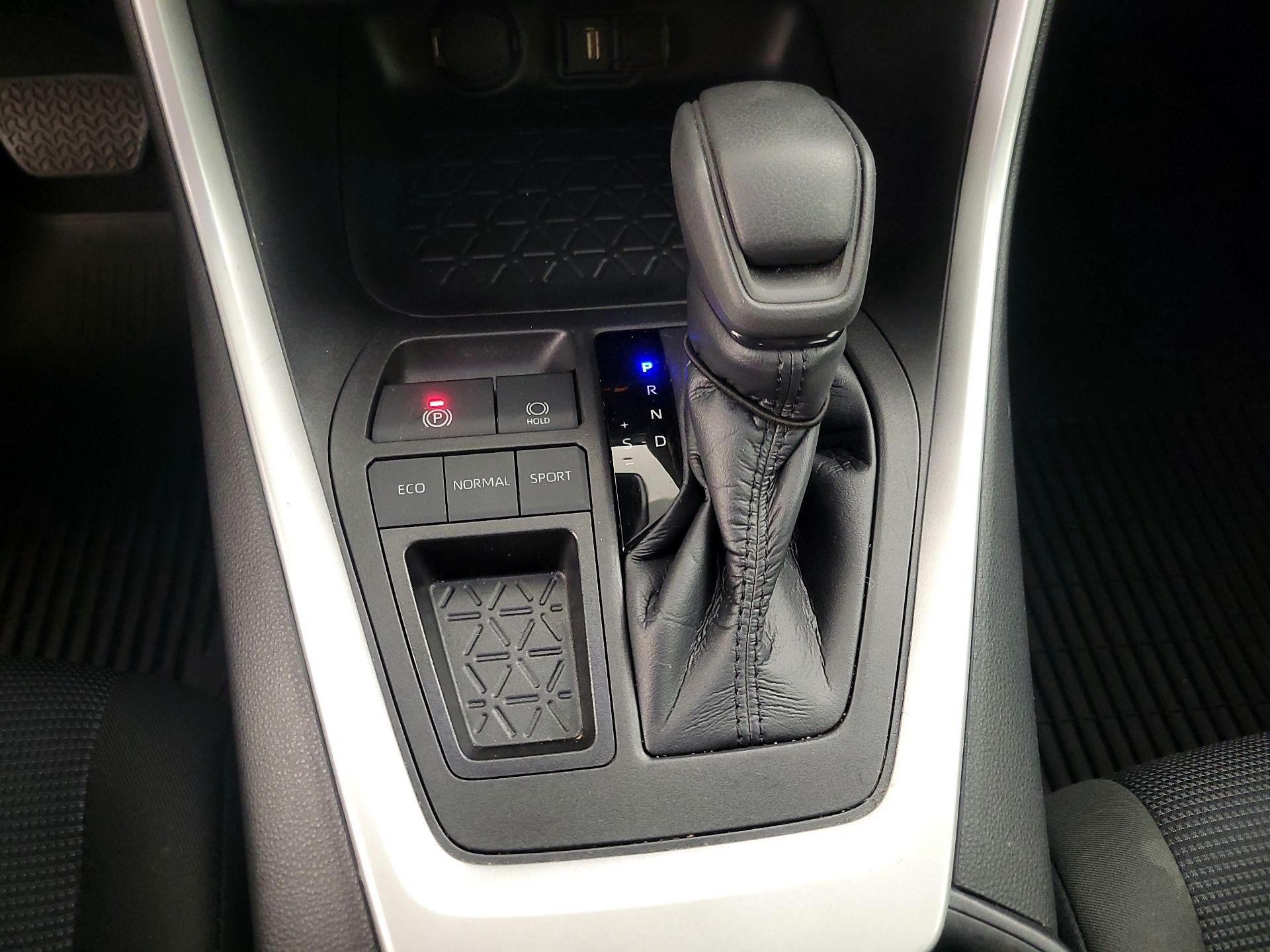 Thumbnail: 2022 Toyota RAV4 - 17