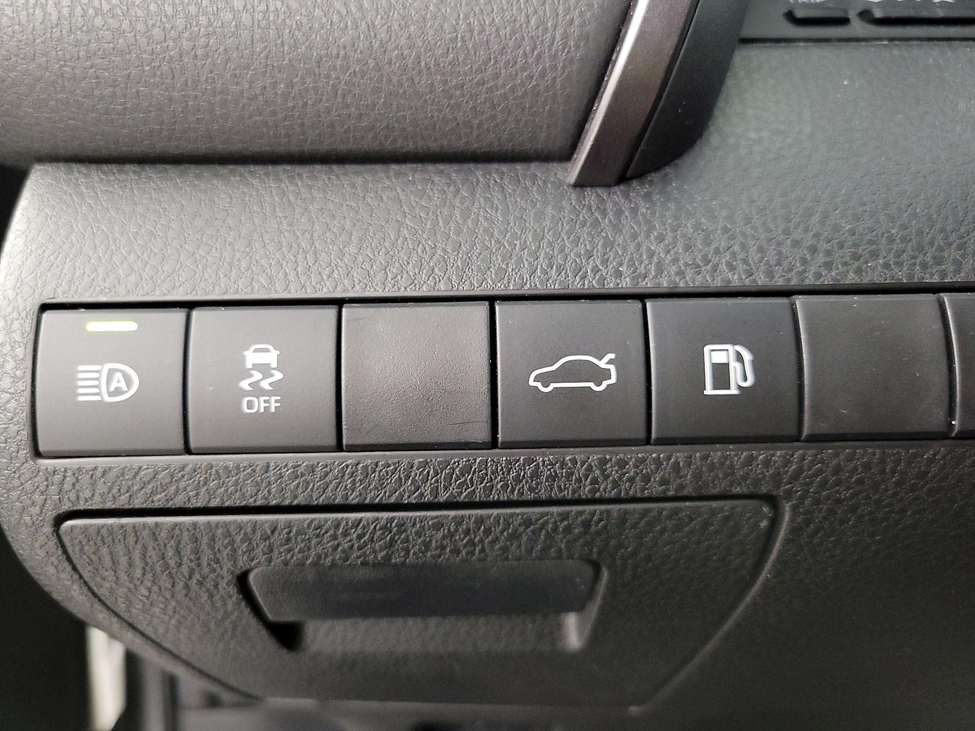 Thumbnail: 2018 Toyota Camry - 13