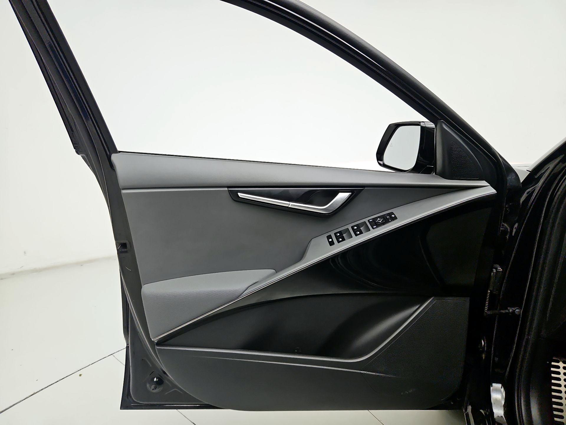 Thumbnail: 2023 Kia Niro - 12