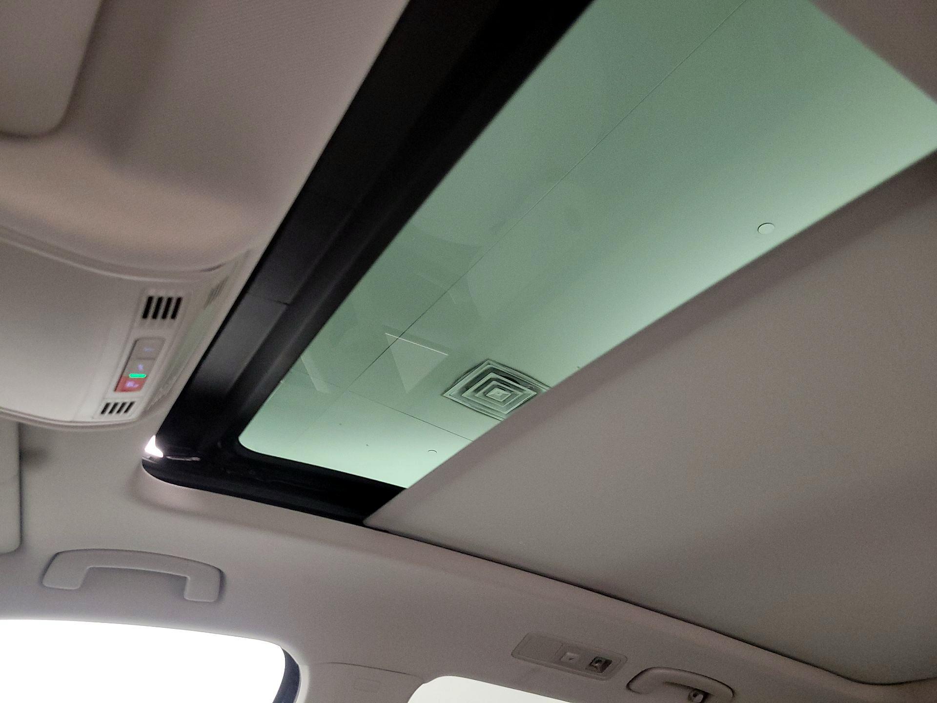 Thumbnail: 2022 Volkswagen Tiguan - 19