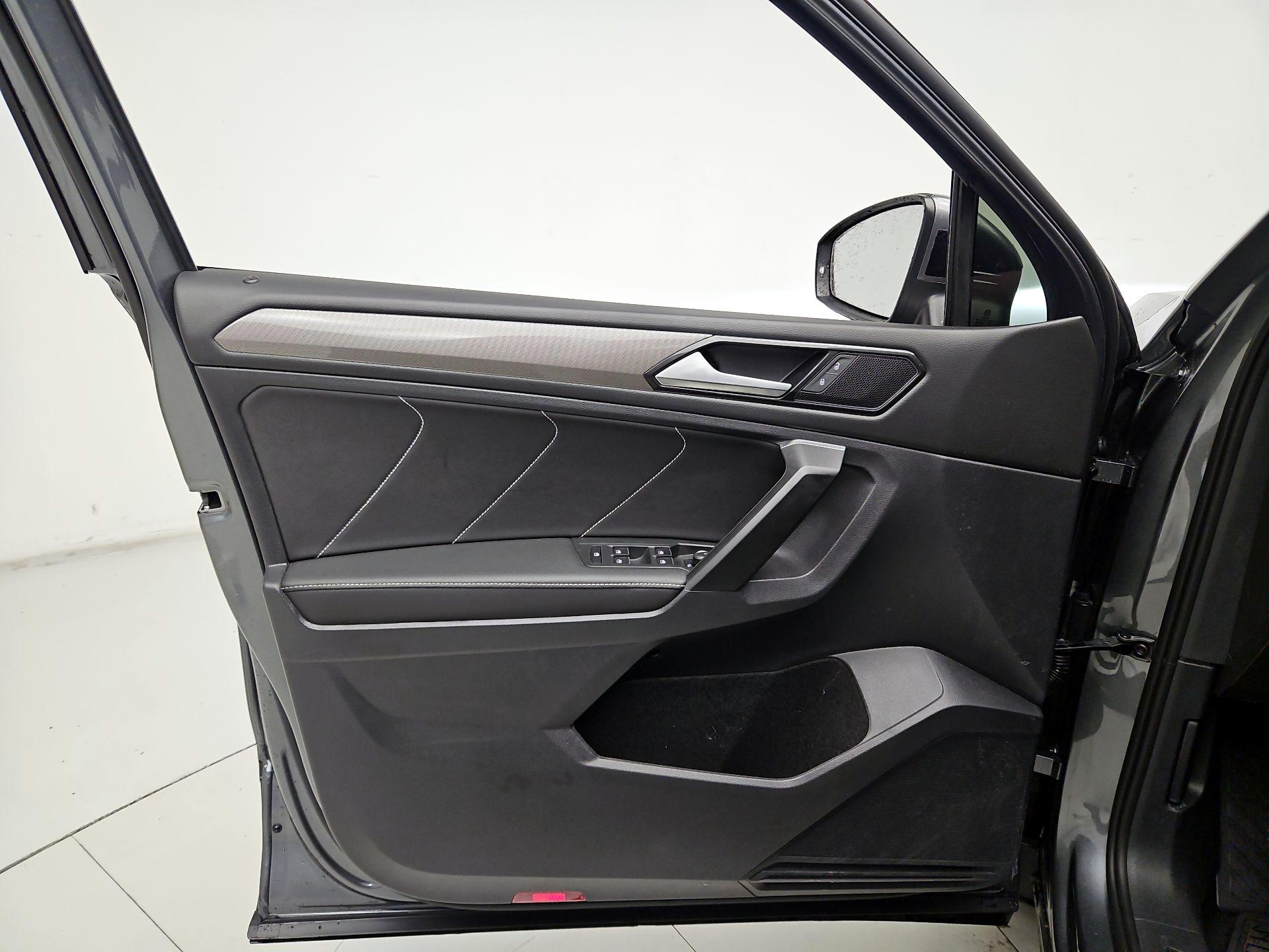 Thumbnail: 2023 Volkswagen Tiguan - 12