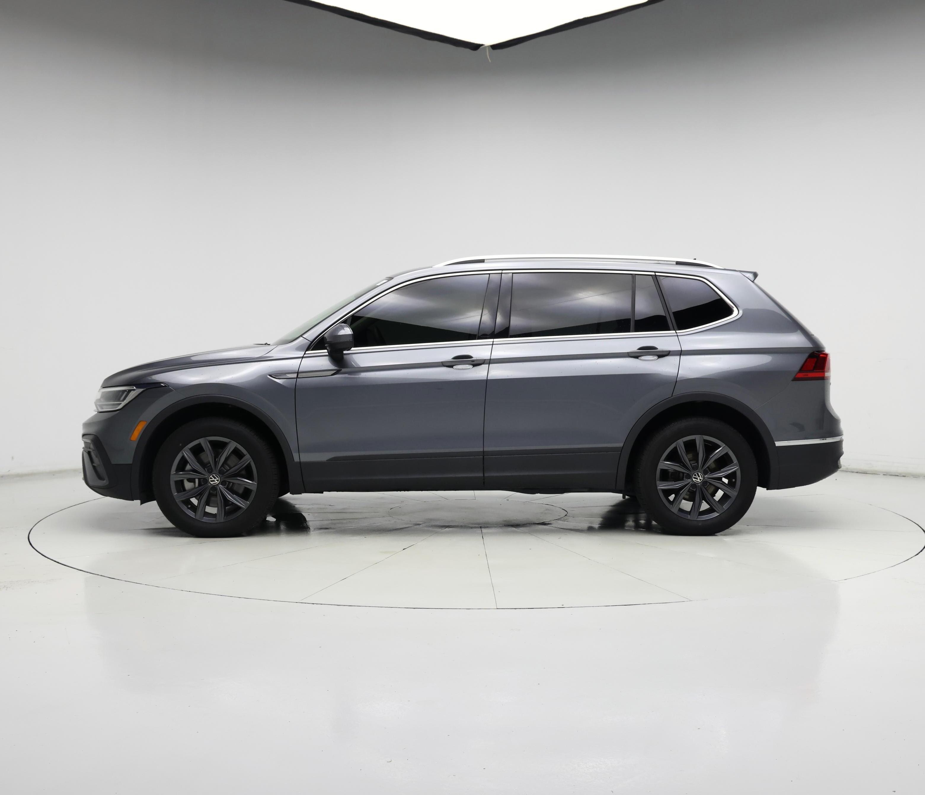 Thumbnail: 2023 Volkswagen Tiguan - 3