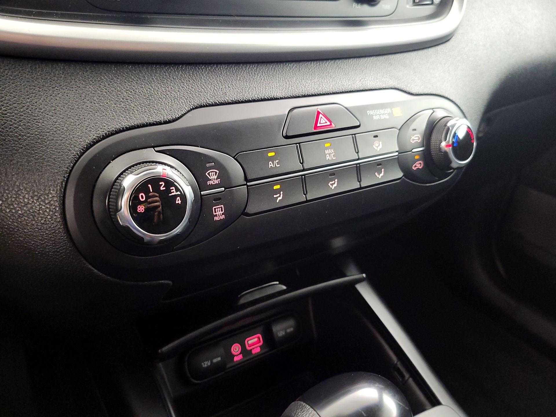 Thumbnail: 2016 Kia Sorento - 16