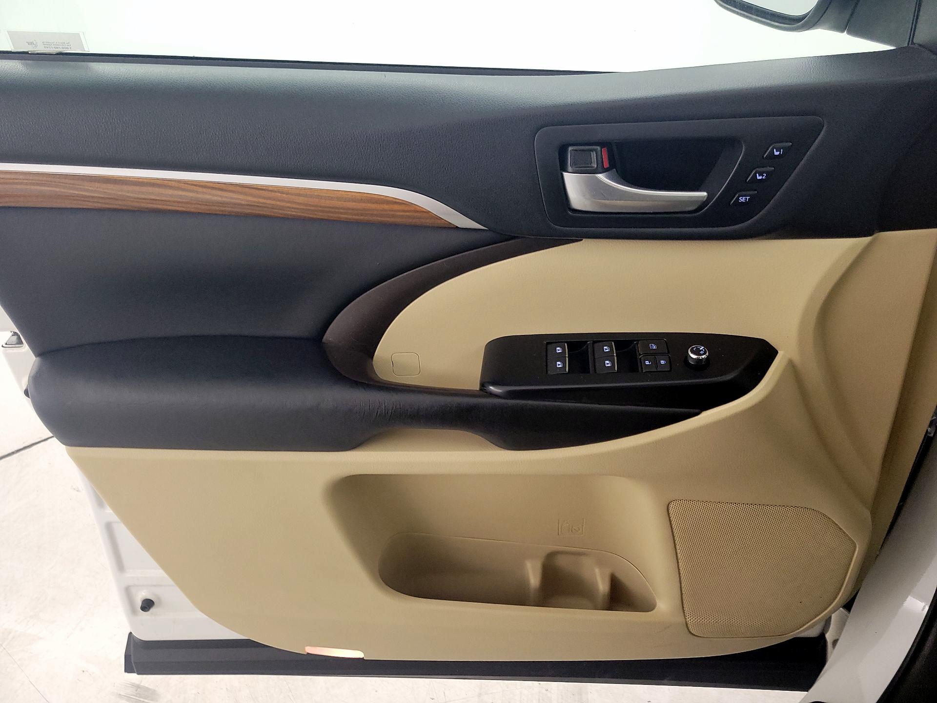 Thumbnail: 2017 Toyota Highlander - 12