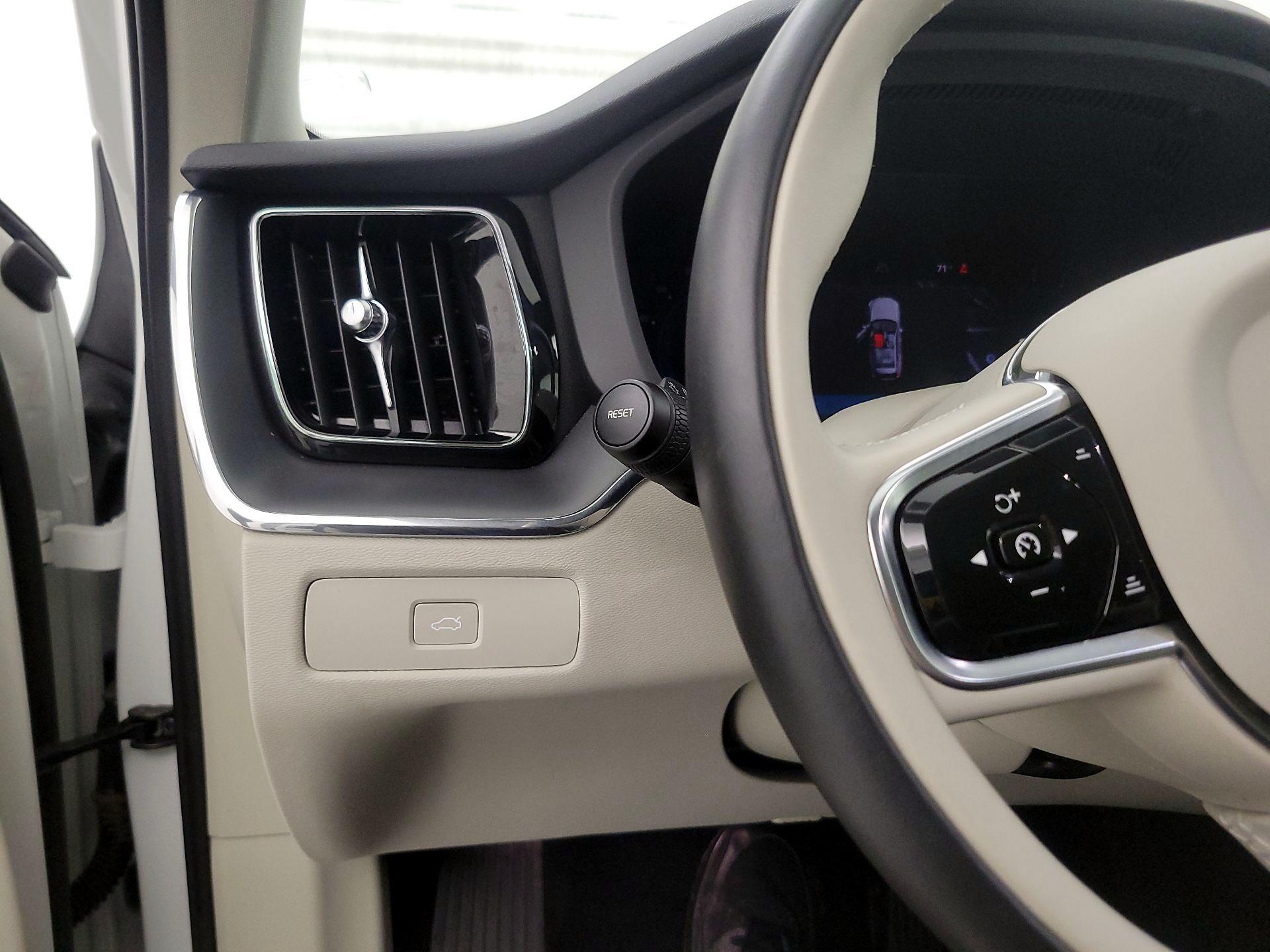 Thumbnail: 2024 Volvo XC60 - 13