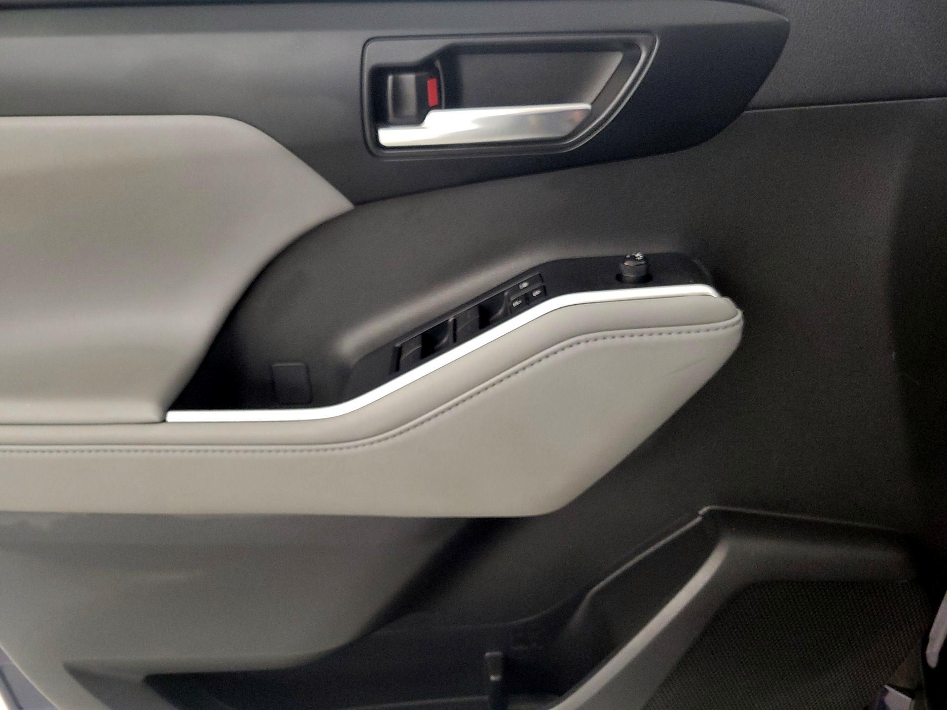 Thumbnail: 2022 Toyota Highlander - 12