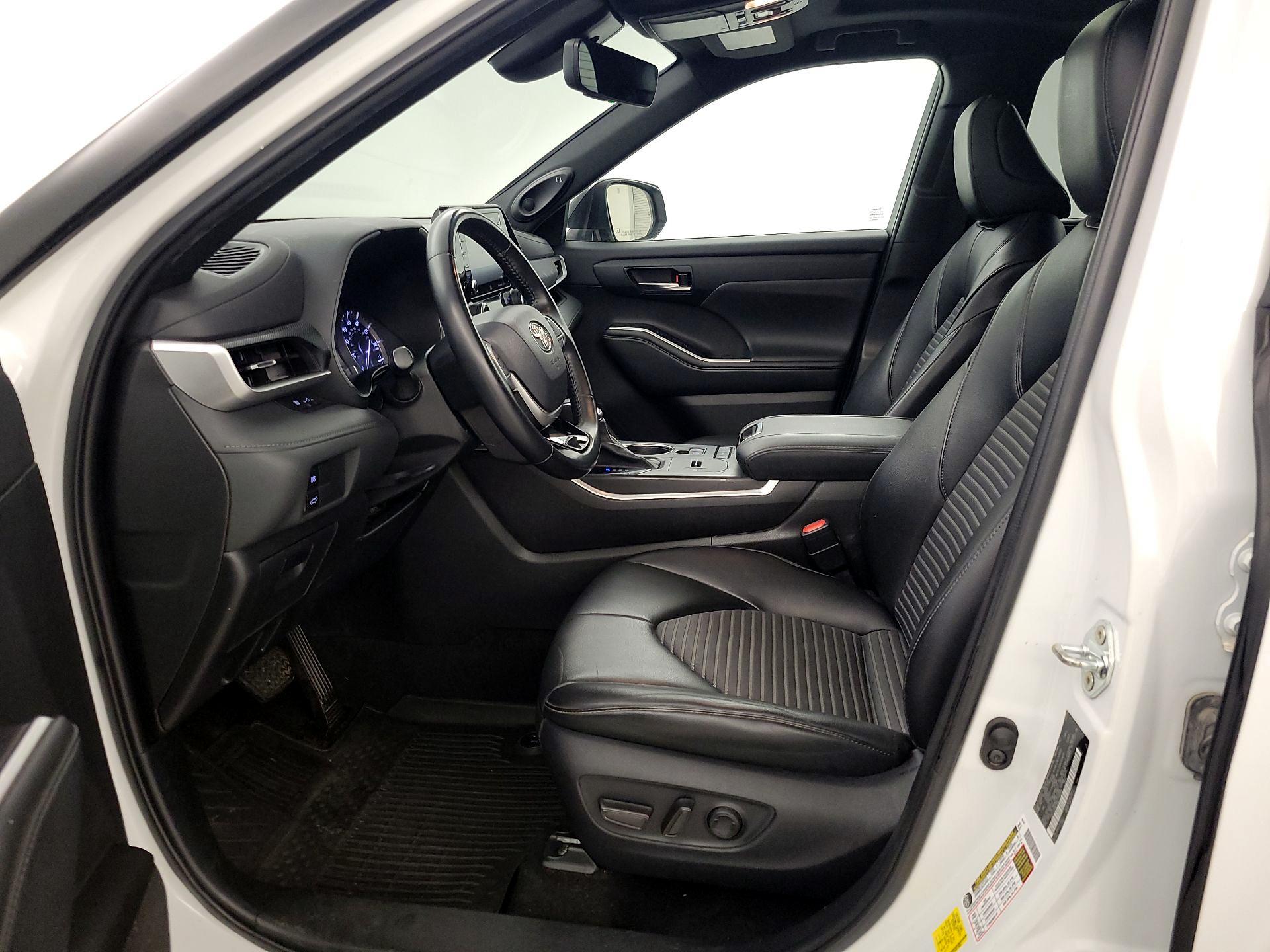 Thumbnail: 2022 Toyota Highlander - 11