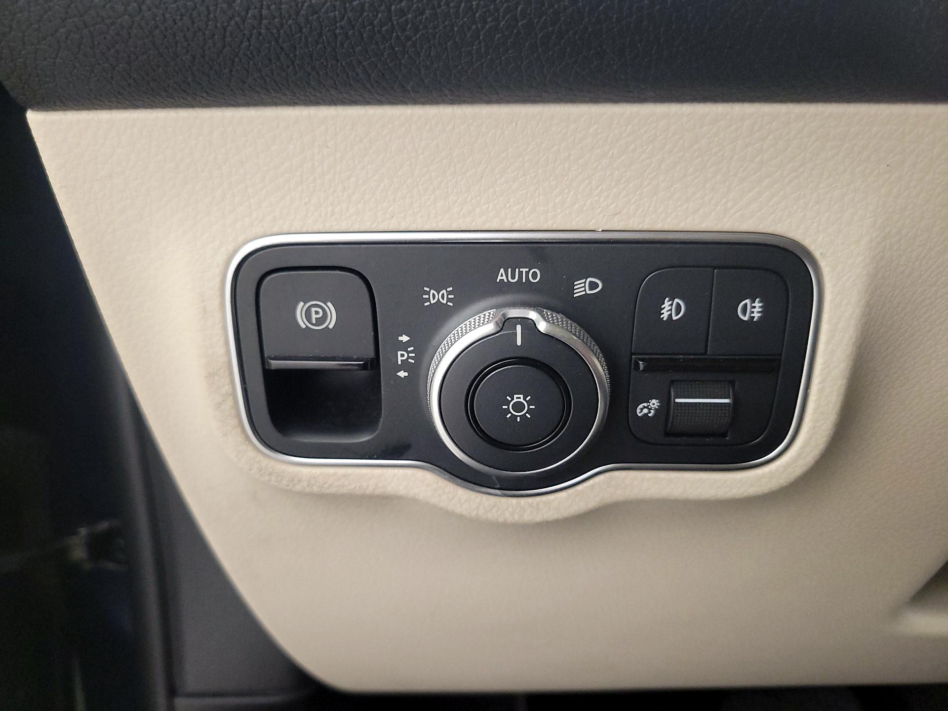 Thumbnail: 2022 Mercedes-Benz GLB - 13