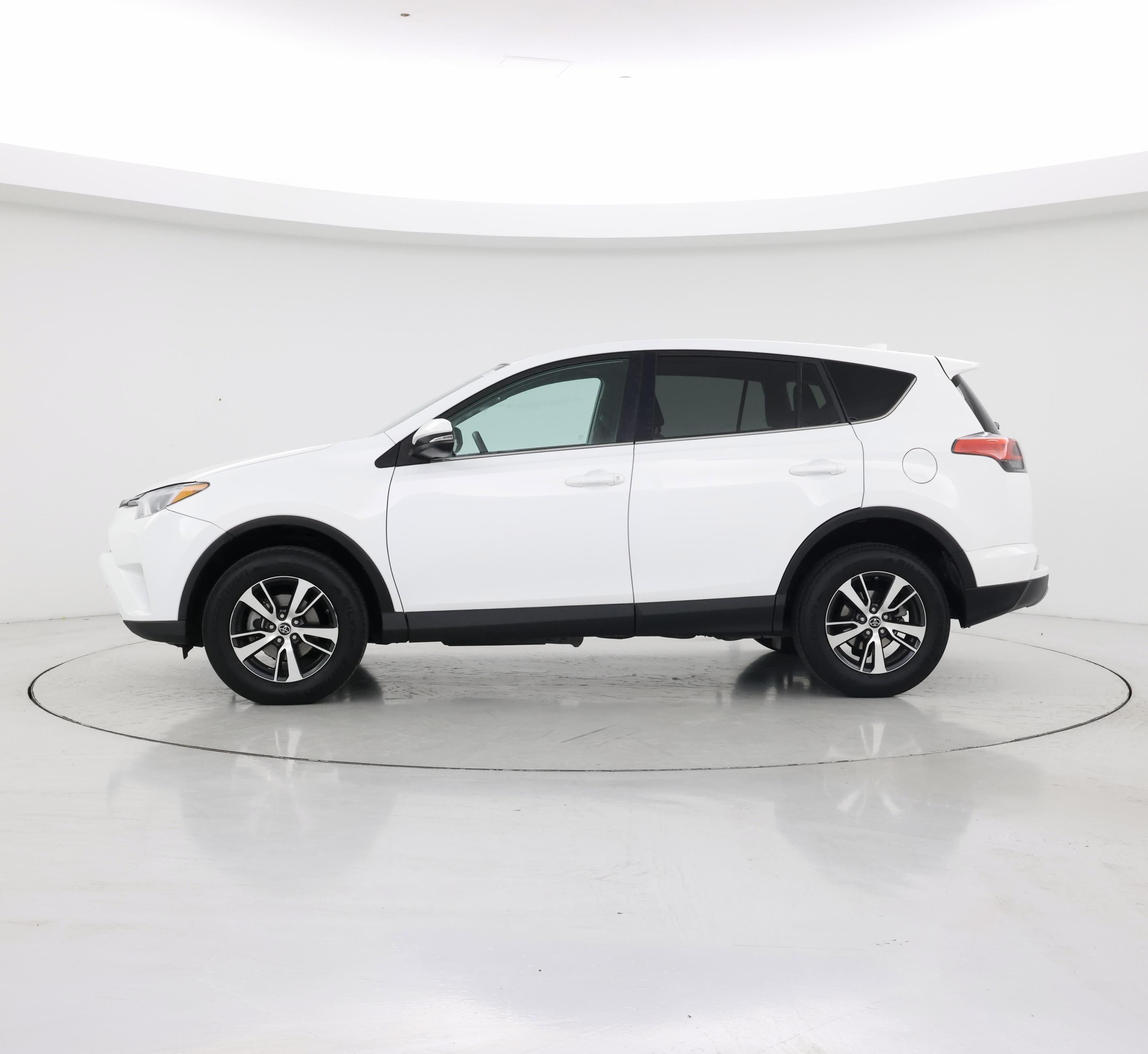 Thumbnail: 2018 Toyota RAV4 - 3