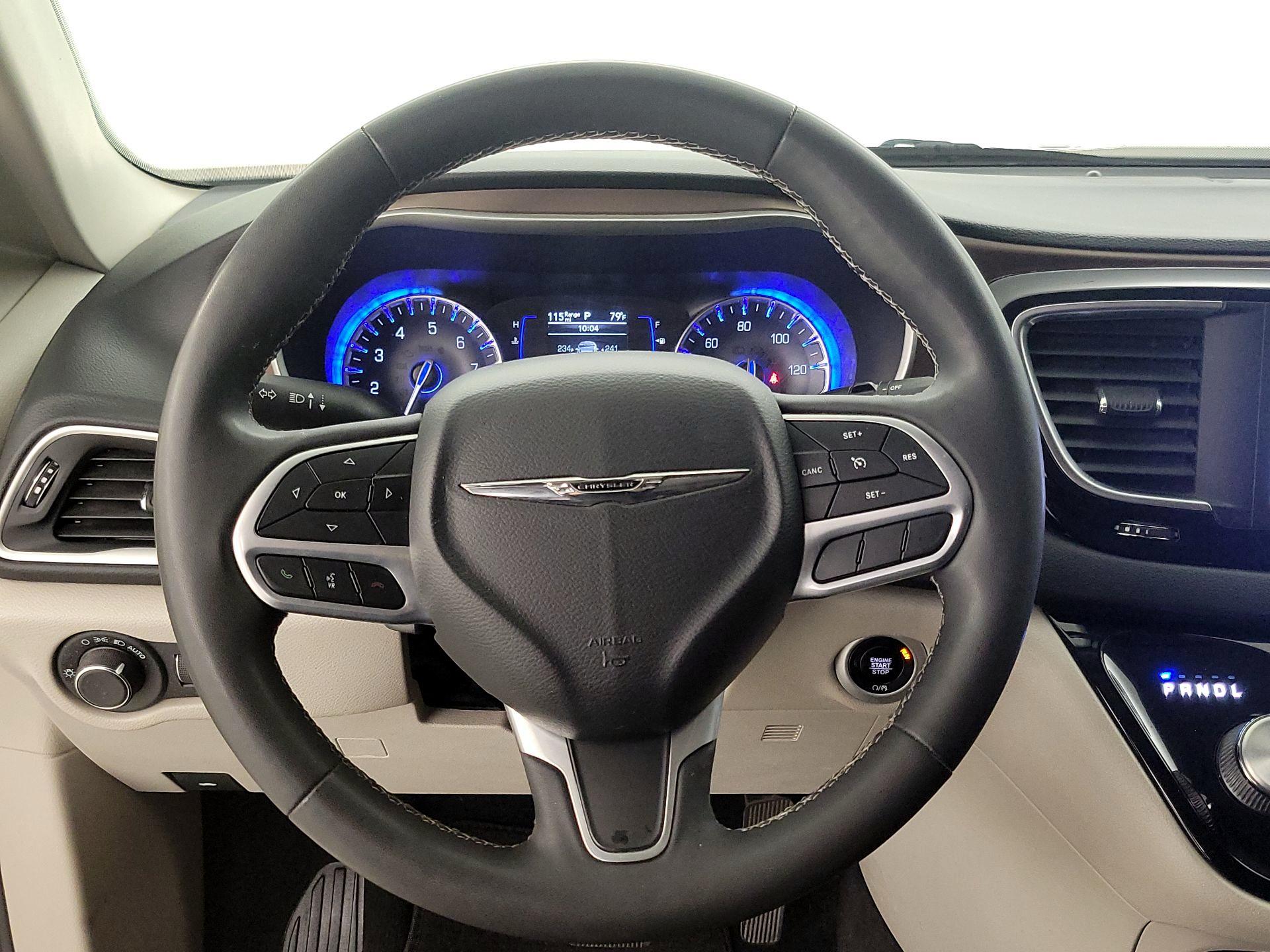 Thumbnail: 2022 Chrysler Voyager - 10