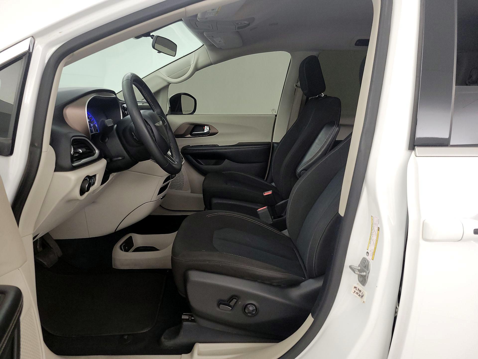 Thumbnail: 2022 Chrysler Voyager - 11