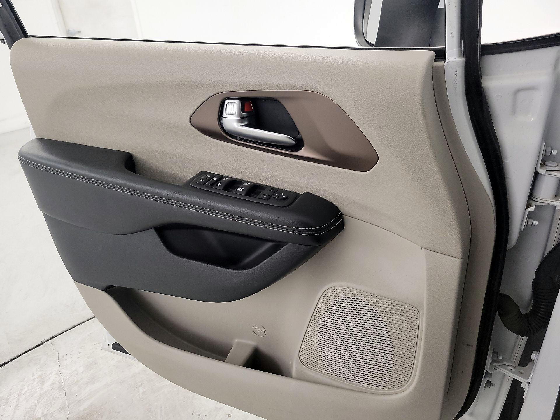 Thumbnail: 2022 Chrysler Voyager - 12