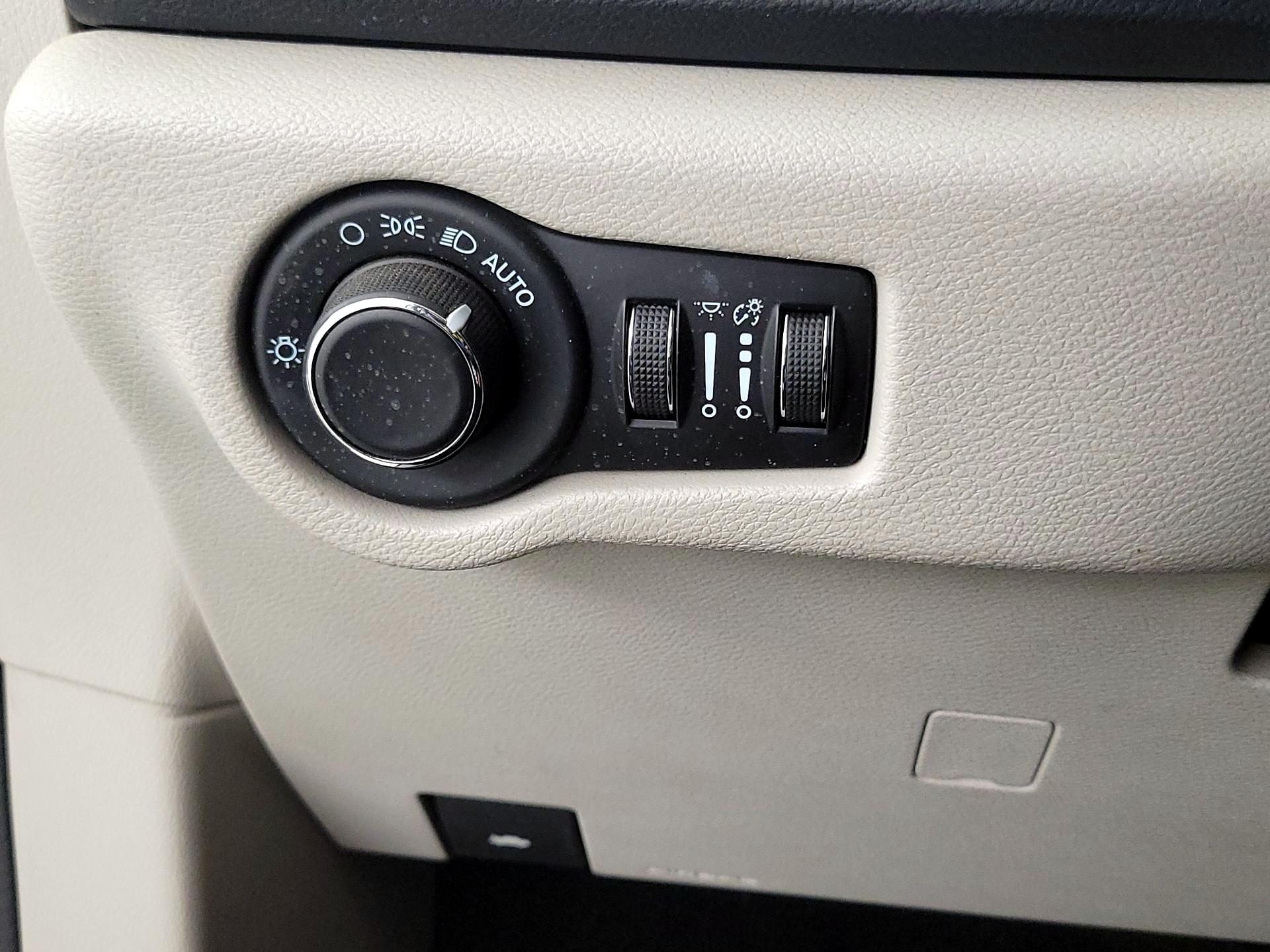 Thumbnail: 2022 Chrysler Voyager - 13