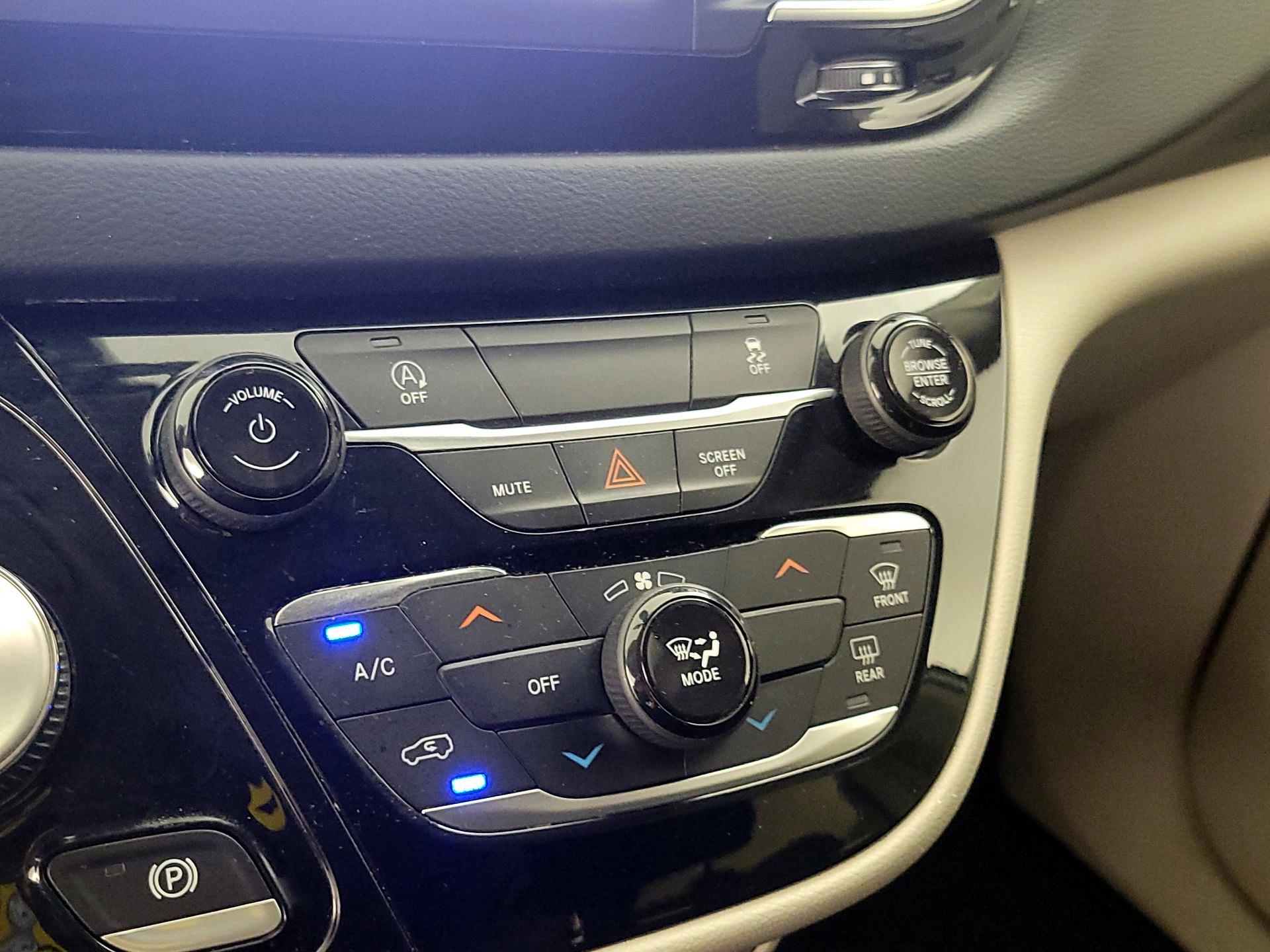 Thumbnail: 2022 Chrysler Voyager - 16