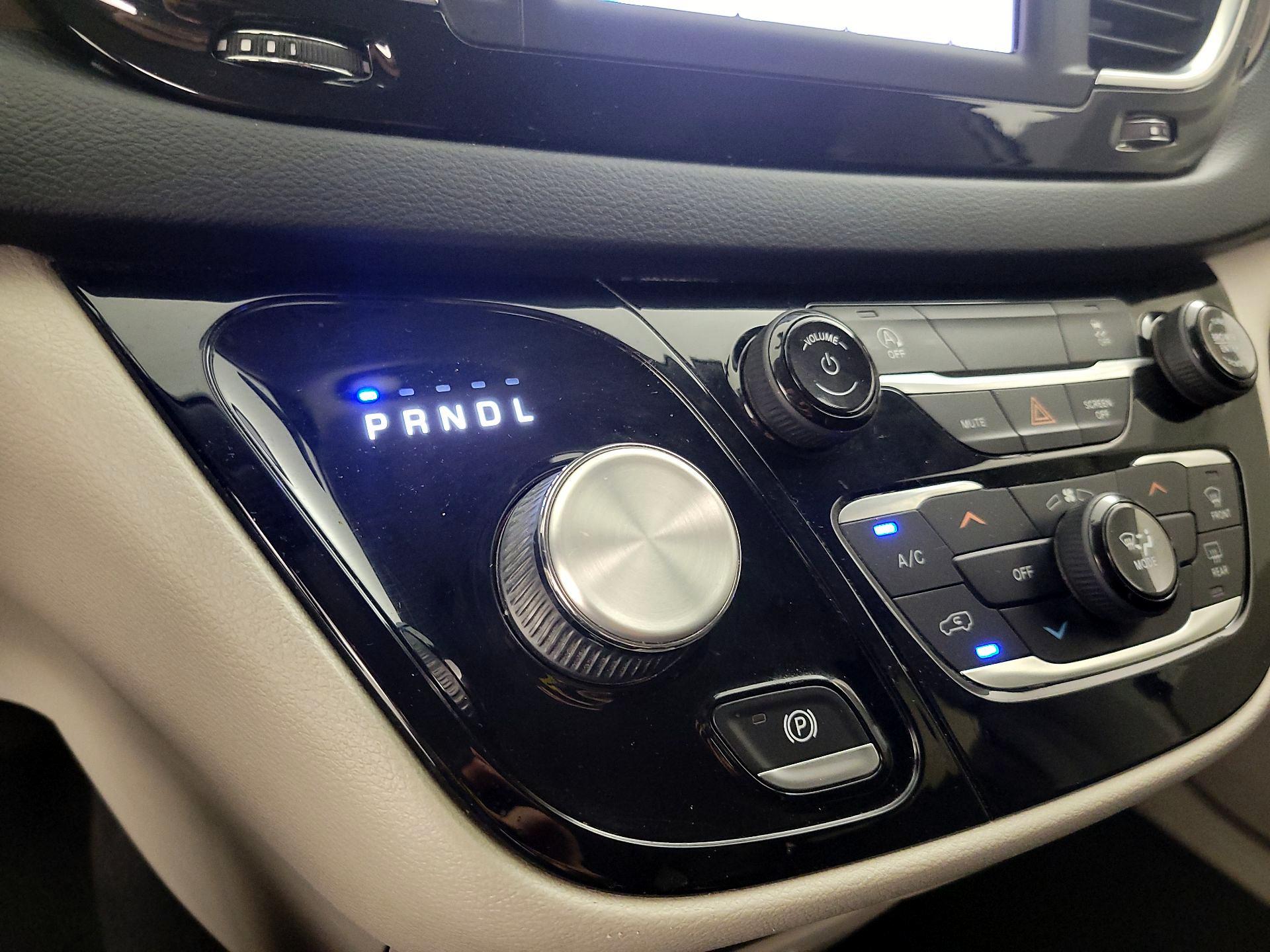 Thumbnail: 2022 Chrysler Voyager - 17