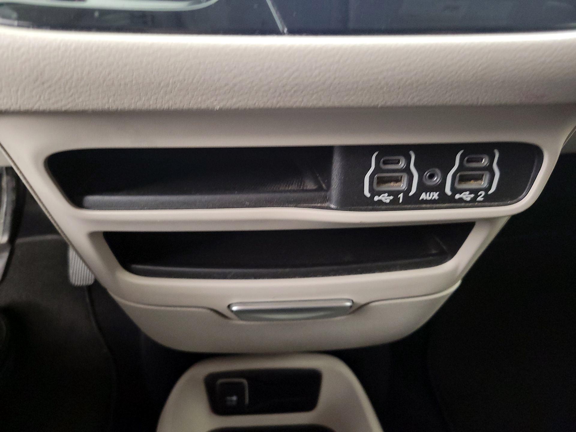 Thumbnail: 2022 Chrysler Voyager - 18