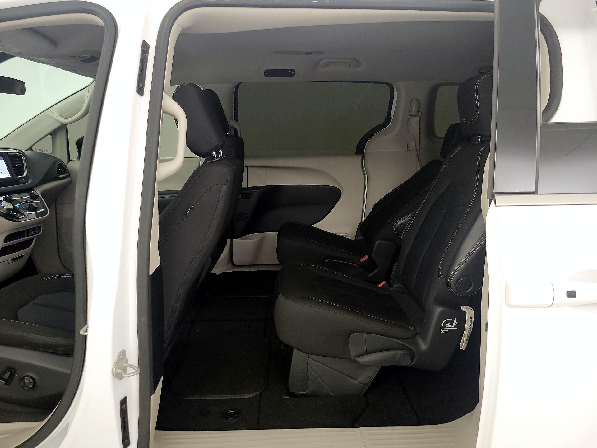 Thumbnail: 2022 Chrysler Voyager - 19