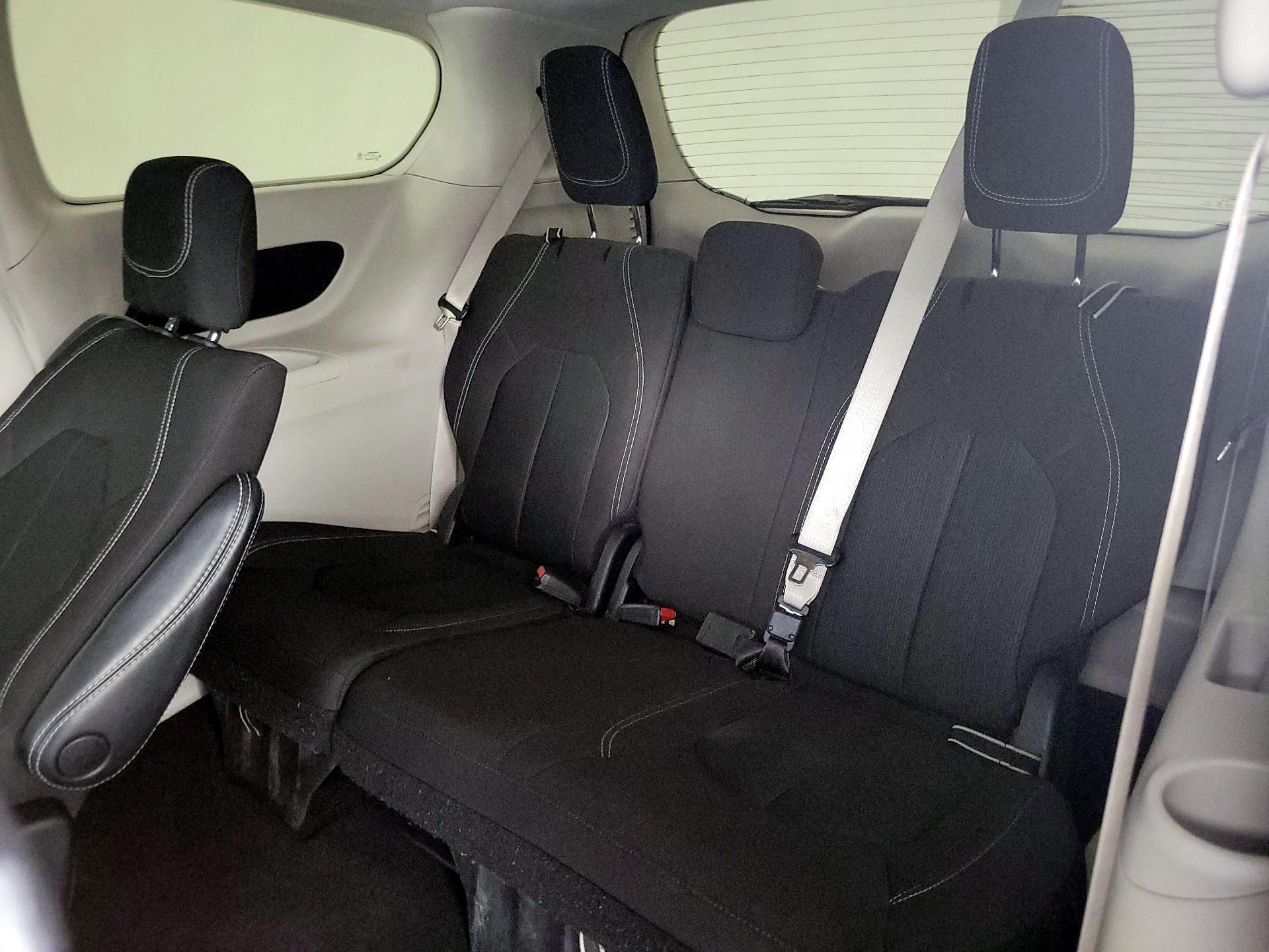 Thumbnail: 2022 Chrysler Voyager - 20