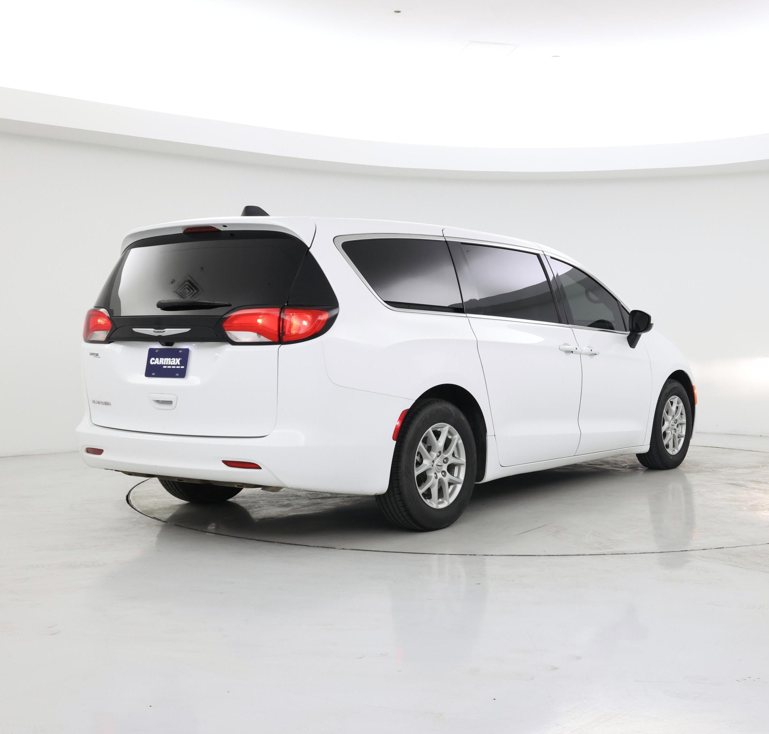 Thumbnail: 2022 Chrysler Voyager - 8