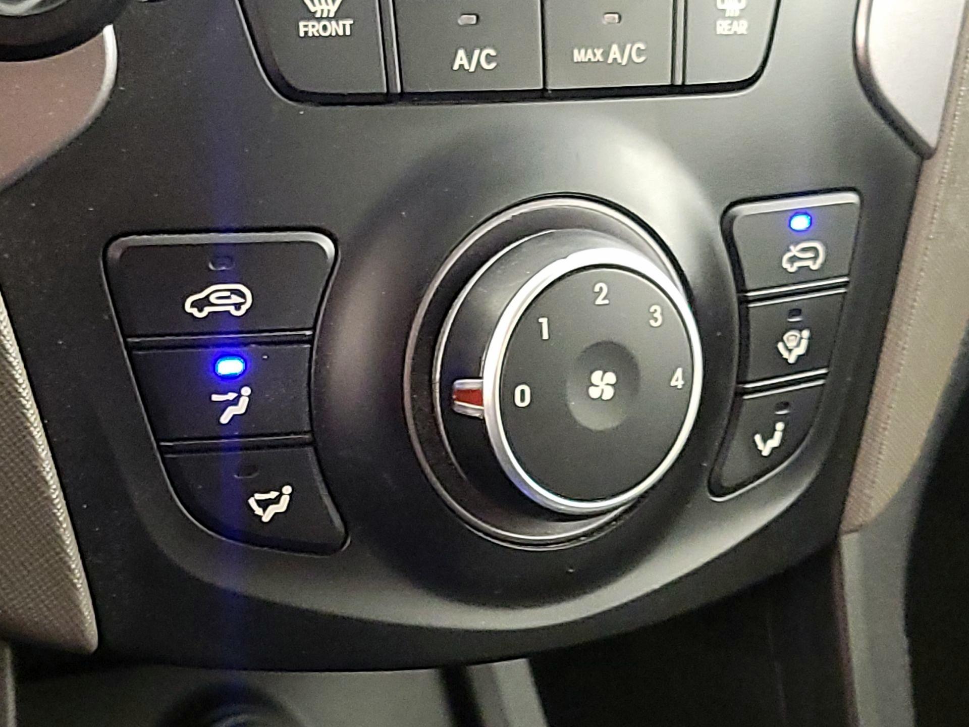 Thumbnail: 2015 Hyundai Santa Fe - 15