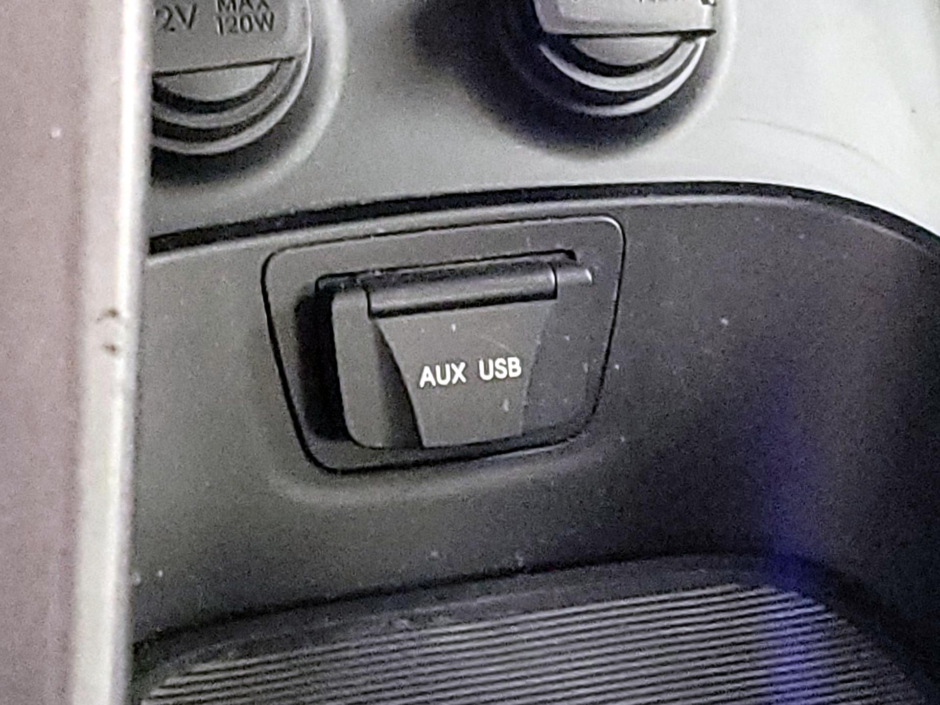 Thumbnail: 2015 Hyundai Santa Fe - 17